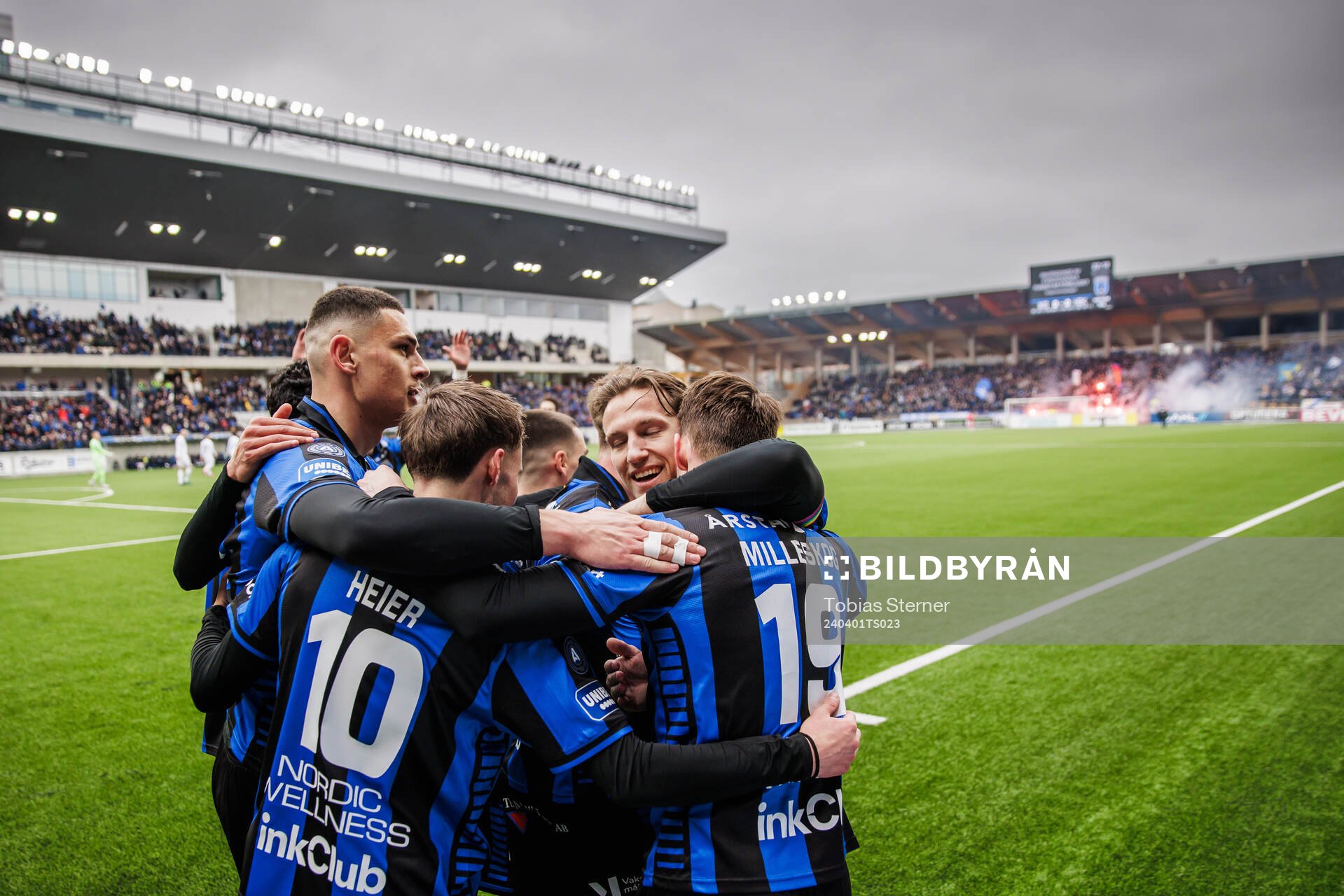 Sirius Noel Milleskog jublar med lagkamrater