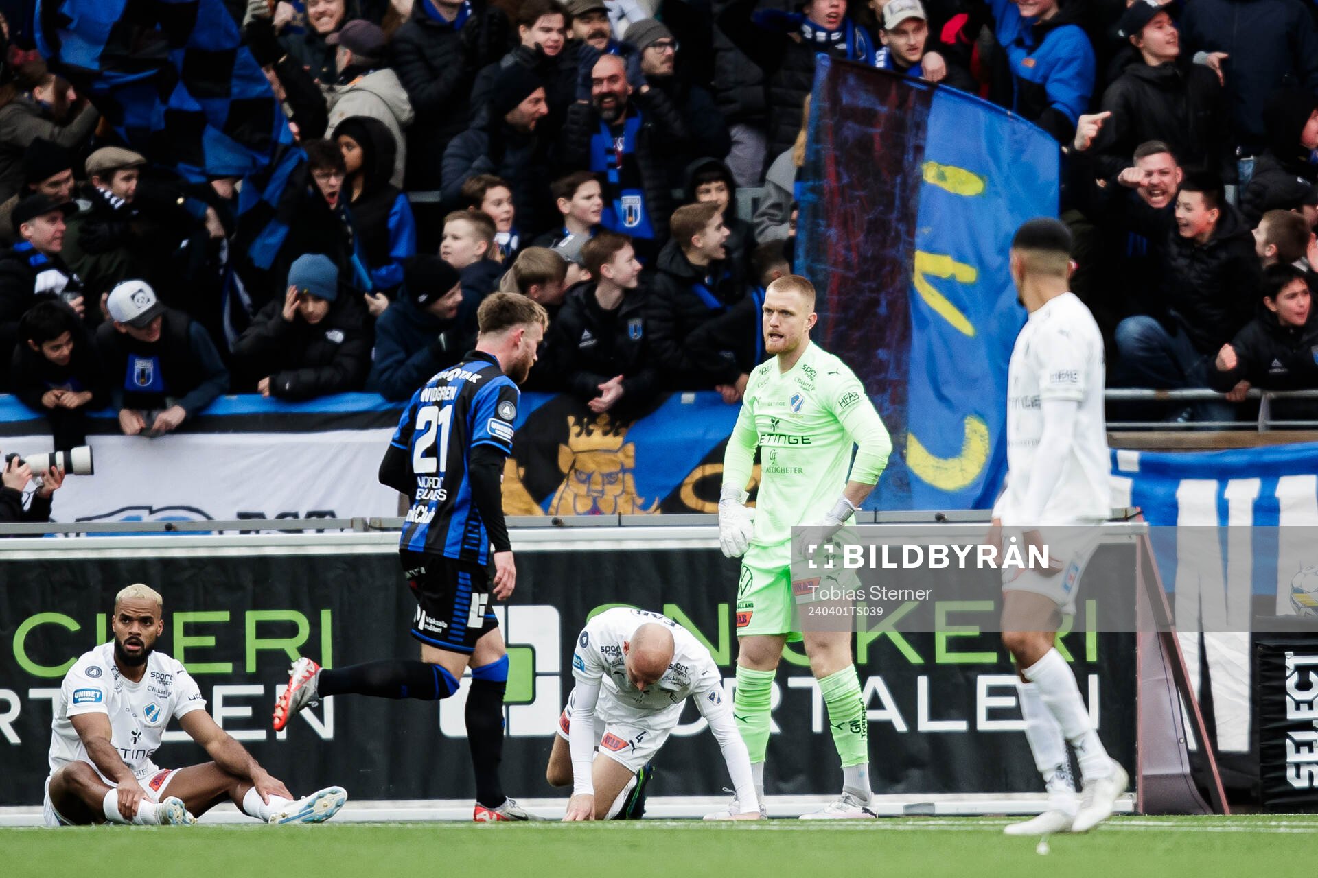 Halmstads målvakt Tim Erlandsson deppar