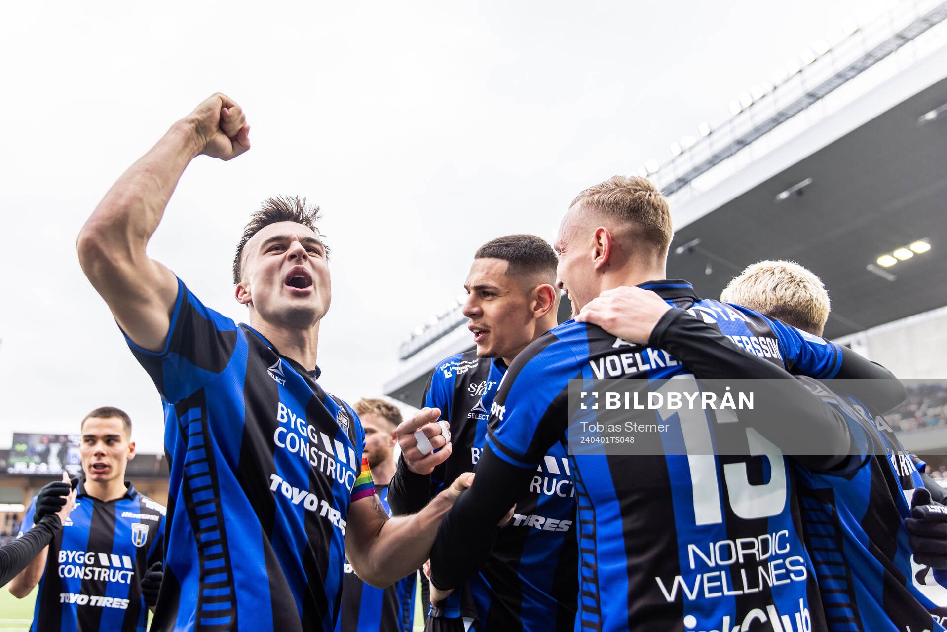 Sirius Henrik Castegren jublar med Jakob Voelkerling Persson