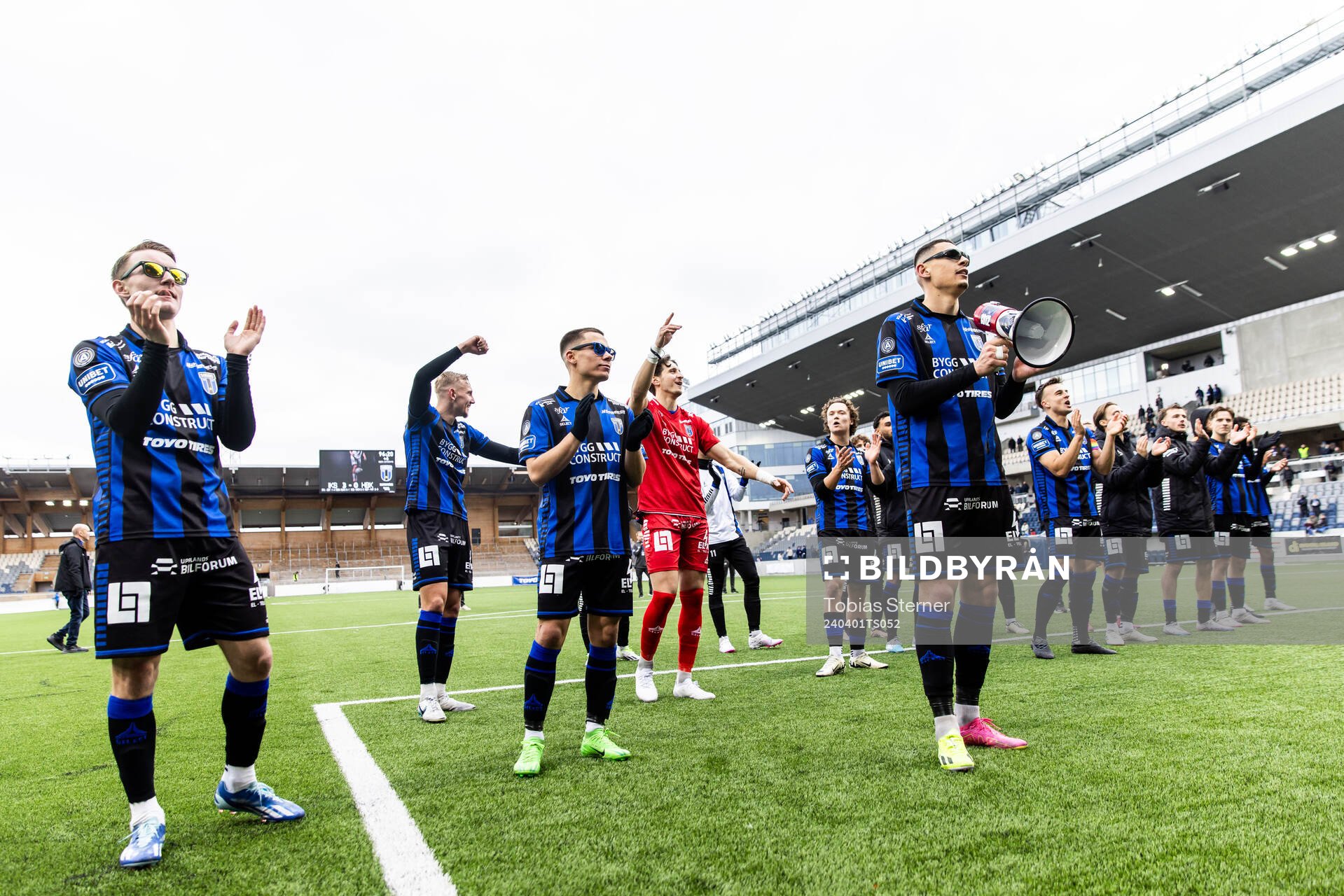 Sirius Leo Walta och Yousef Salech jublar