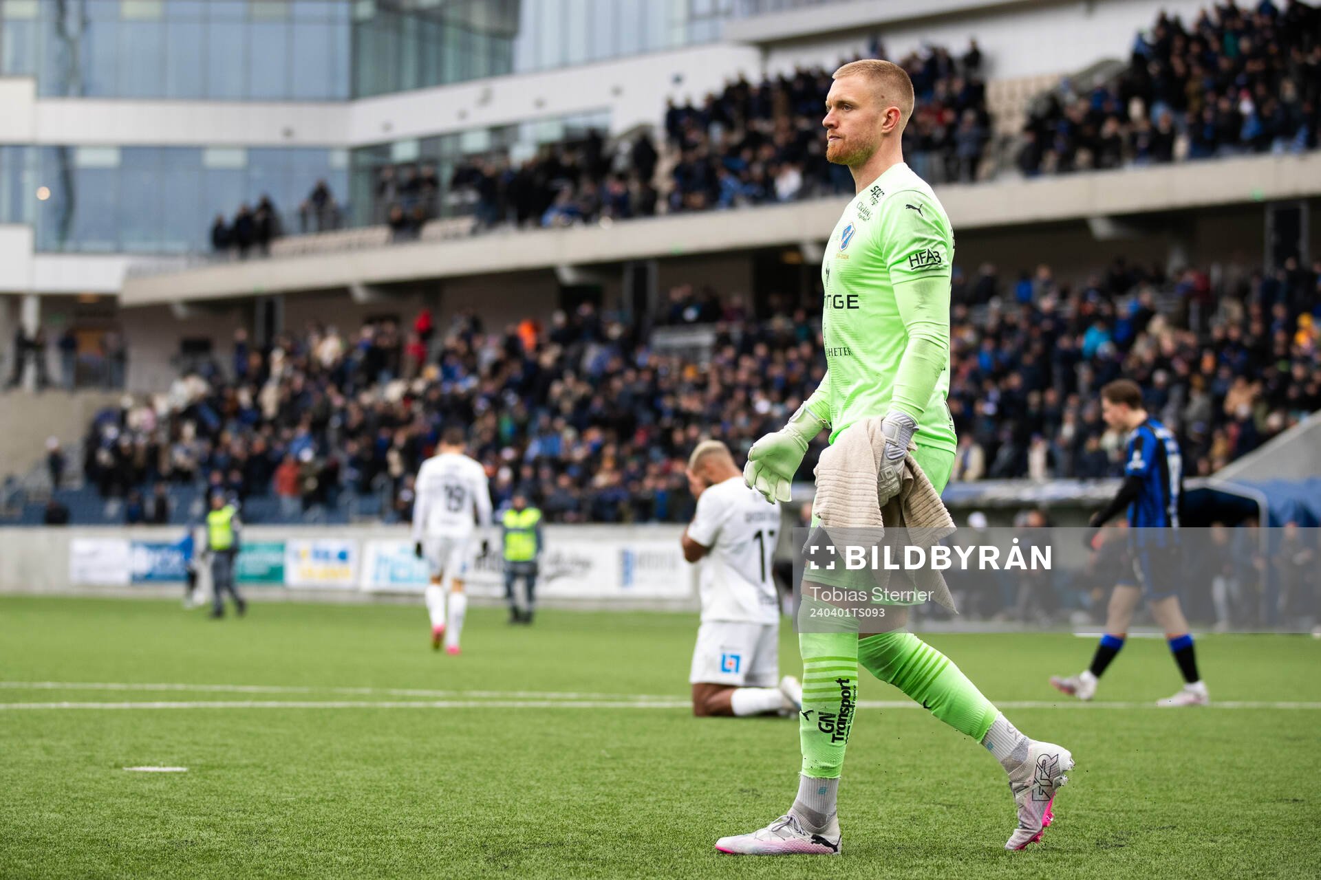Halmstads målvakt Tim Erlandsson deppar