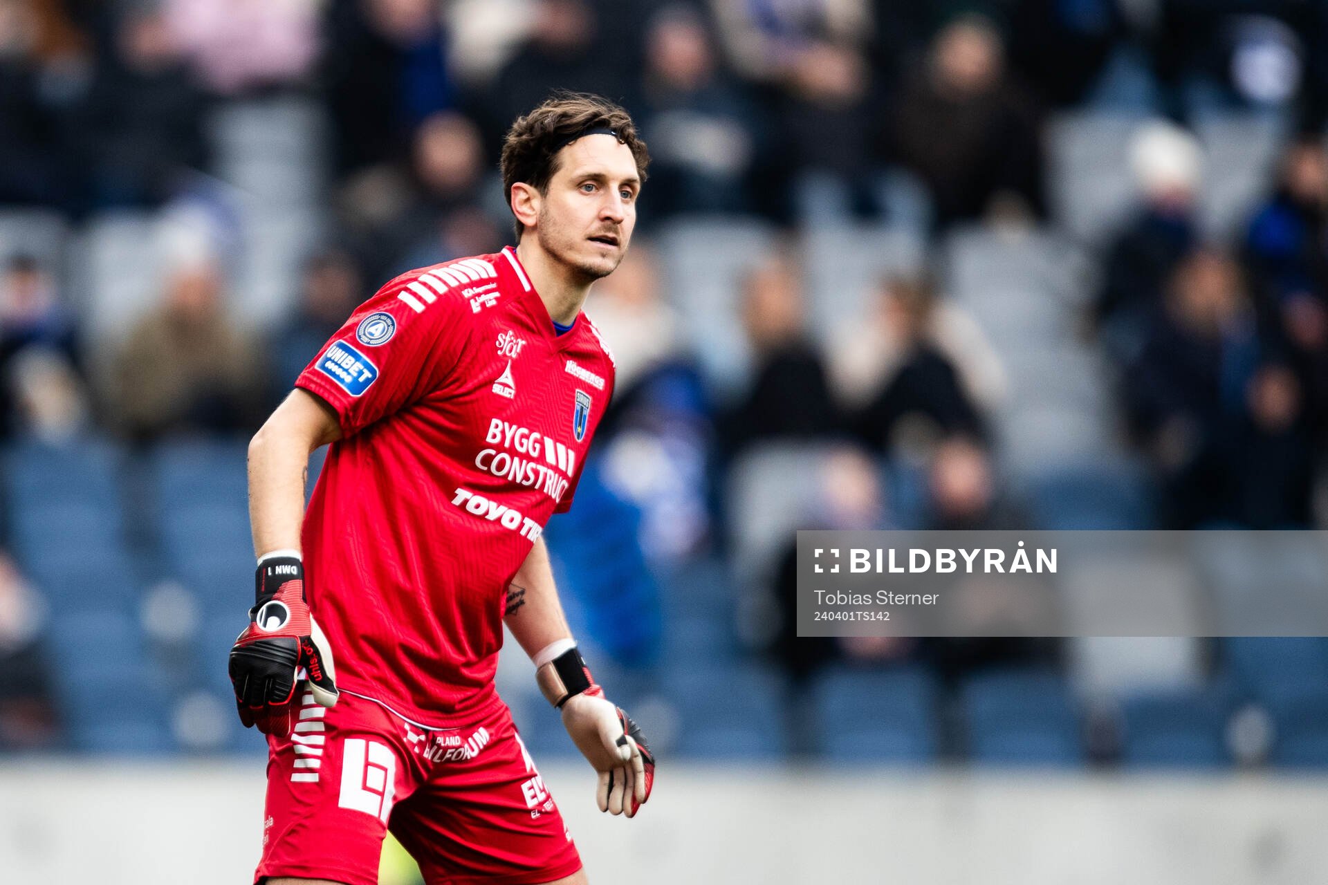 Sirius målvakt David Mitov Nilsson under fotbollsmatchen i Allsvenskan mellan Sirius och Halmstad den 1 april 2024 i Uppsala. 