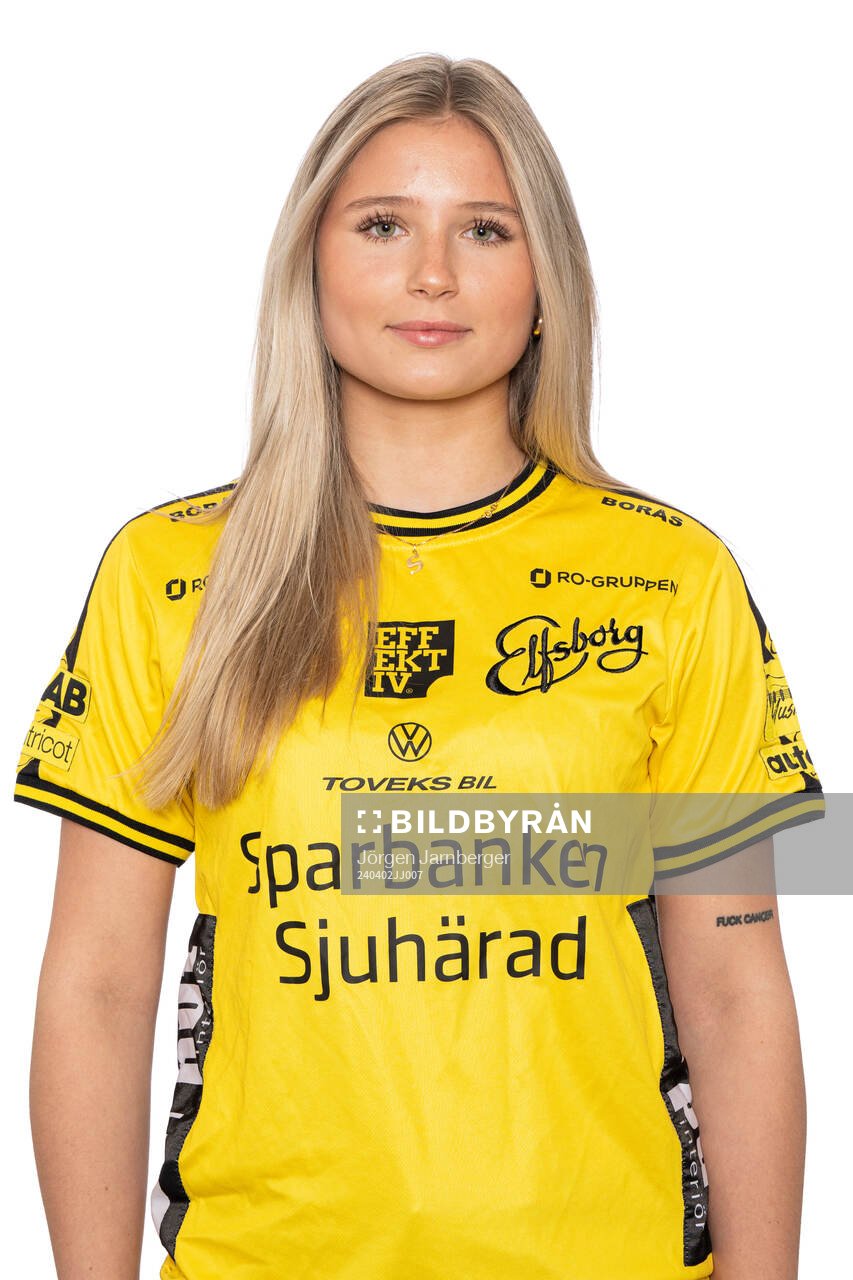 Smilla Hvit under en porträttfotografering med Elfsborg U-dam den 2 april 2024 i Borås. 