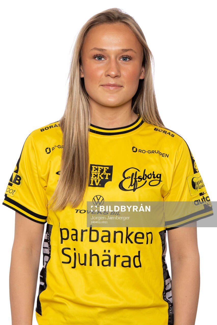 Tilde Parkhagen under en porträttfotografering med Elfsborg U-dam den 2 april 2024 i Borås. 