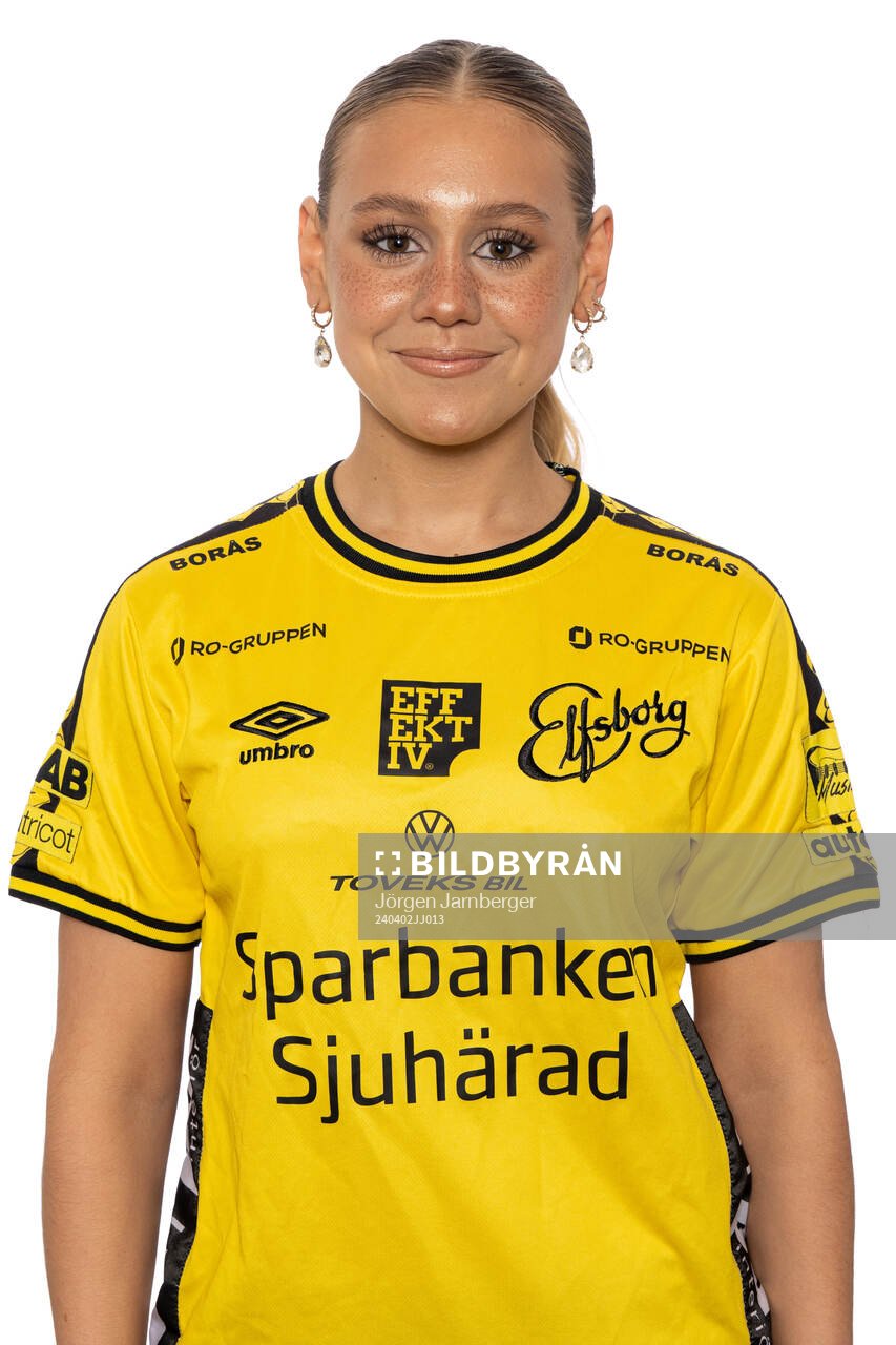 Ida Swärd under en porträttfotografering med Elfsborg U-dam den 2 april 2024 i Borås. 