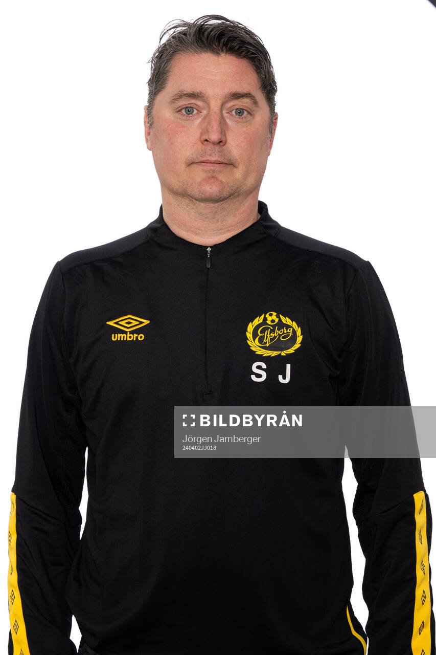 Sonny Johansson under en porträttfotografering med Elfsborg U-dam den 2 april 2024 i Borås. 
