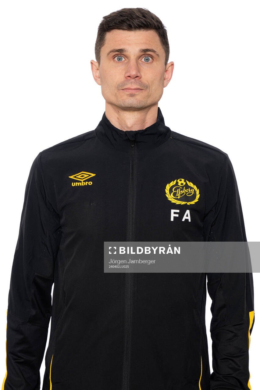 Tränare Fredrik Ahlstrand under en porträttfotografering med Elfsborg U19 den 2 april 2024 i Borås. 