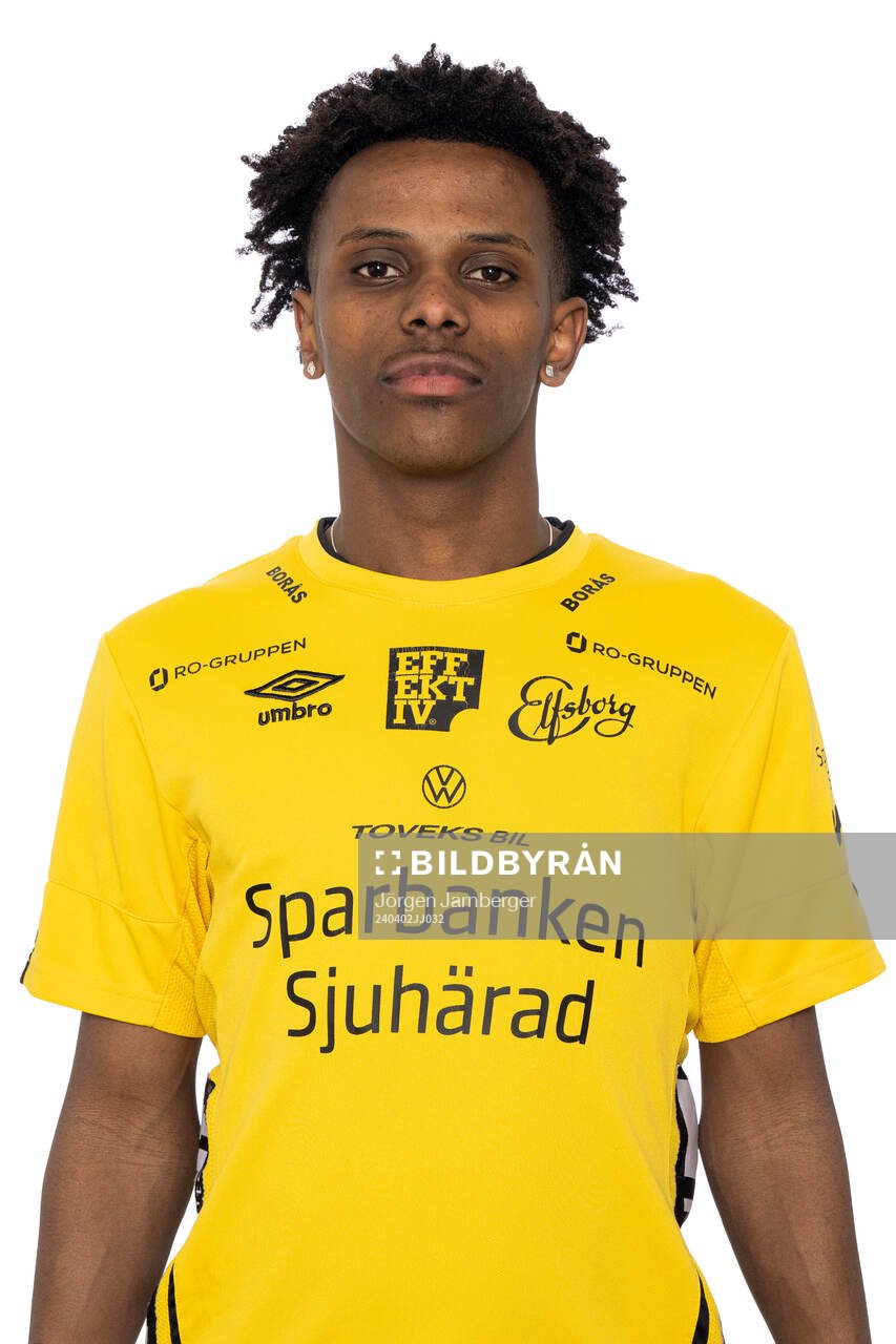 Isak Edman under en porträttfotografering med Elfsborg U19 den 2 april 2024 i Borås. 