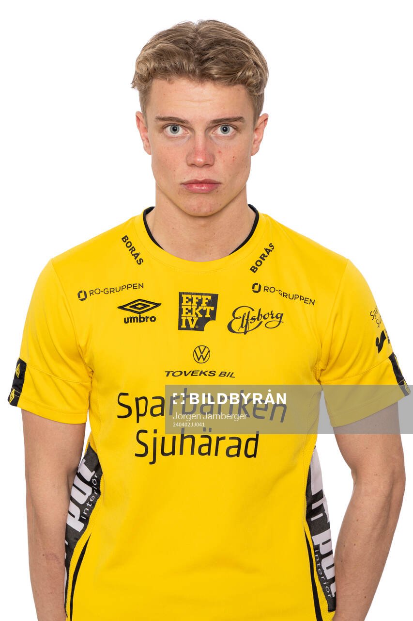 Karl Ivarsson Persson under en porträttfotografering med Elfsborg U19 den 2 april 2024 i Borås. 