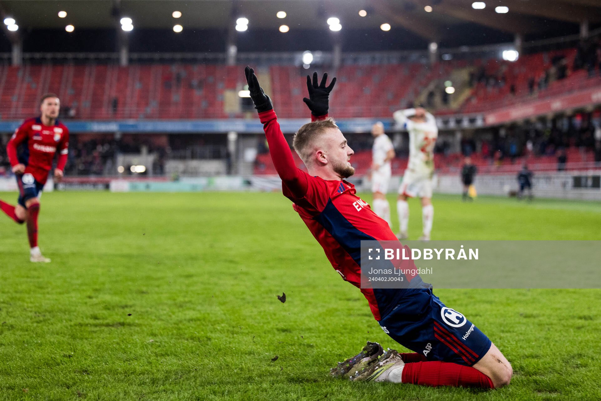 Östers Chriss-Albin Mörfelt jublar efter sitt 1-1 mål under fotbollsmatchen i Superettan mellan Öster och Degerfors den 2 april 2024 i Växjö.