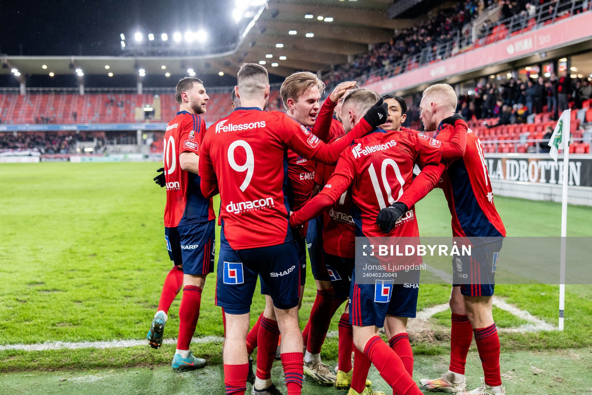 Östers Chriss-Albin Mörfelt jublar med lagkamrater