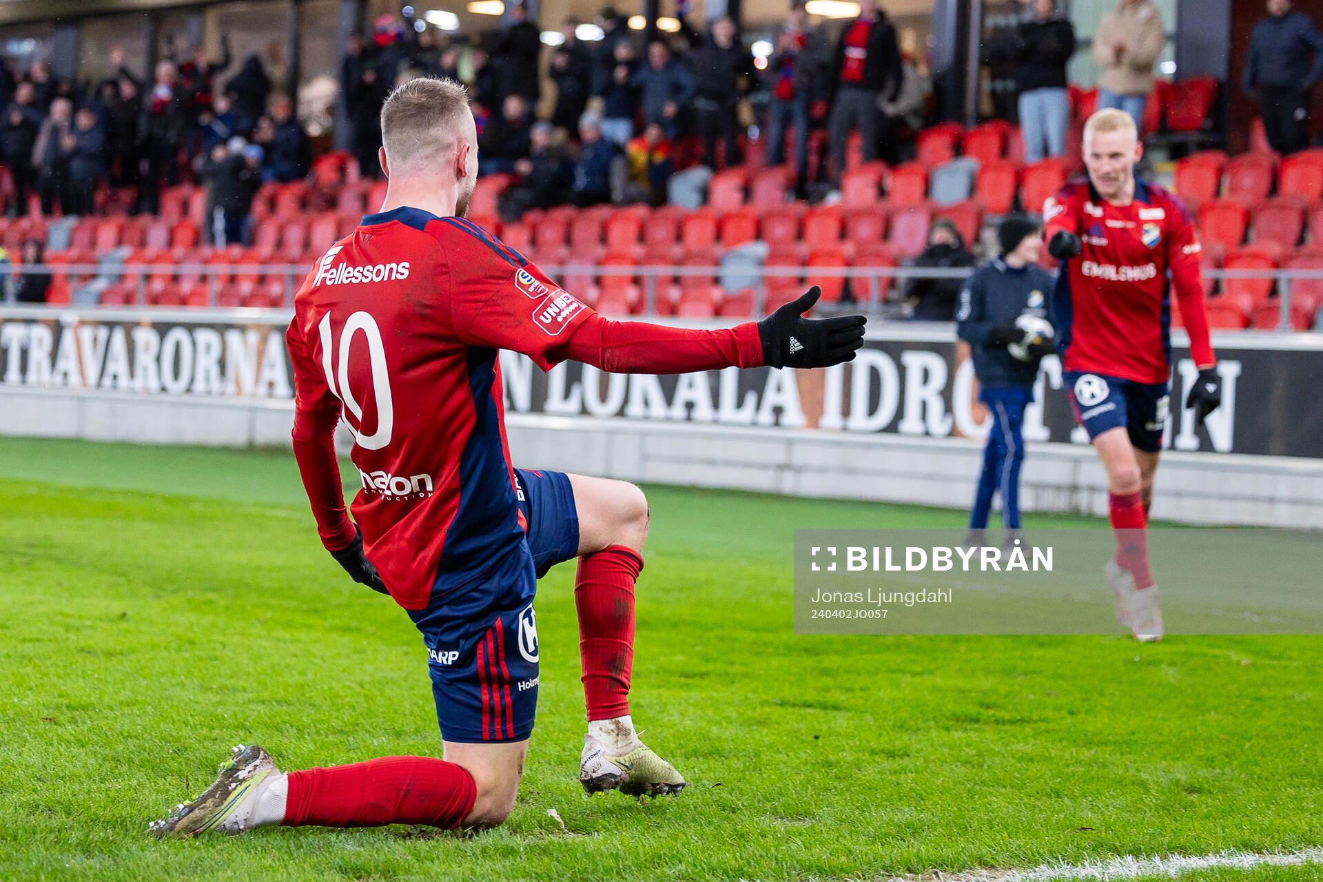 Östers Chriss-Albin Mörfelt jublar