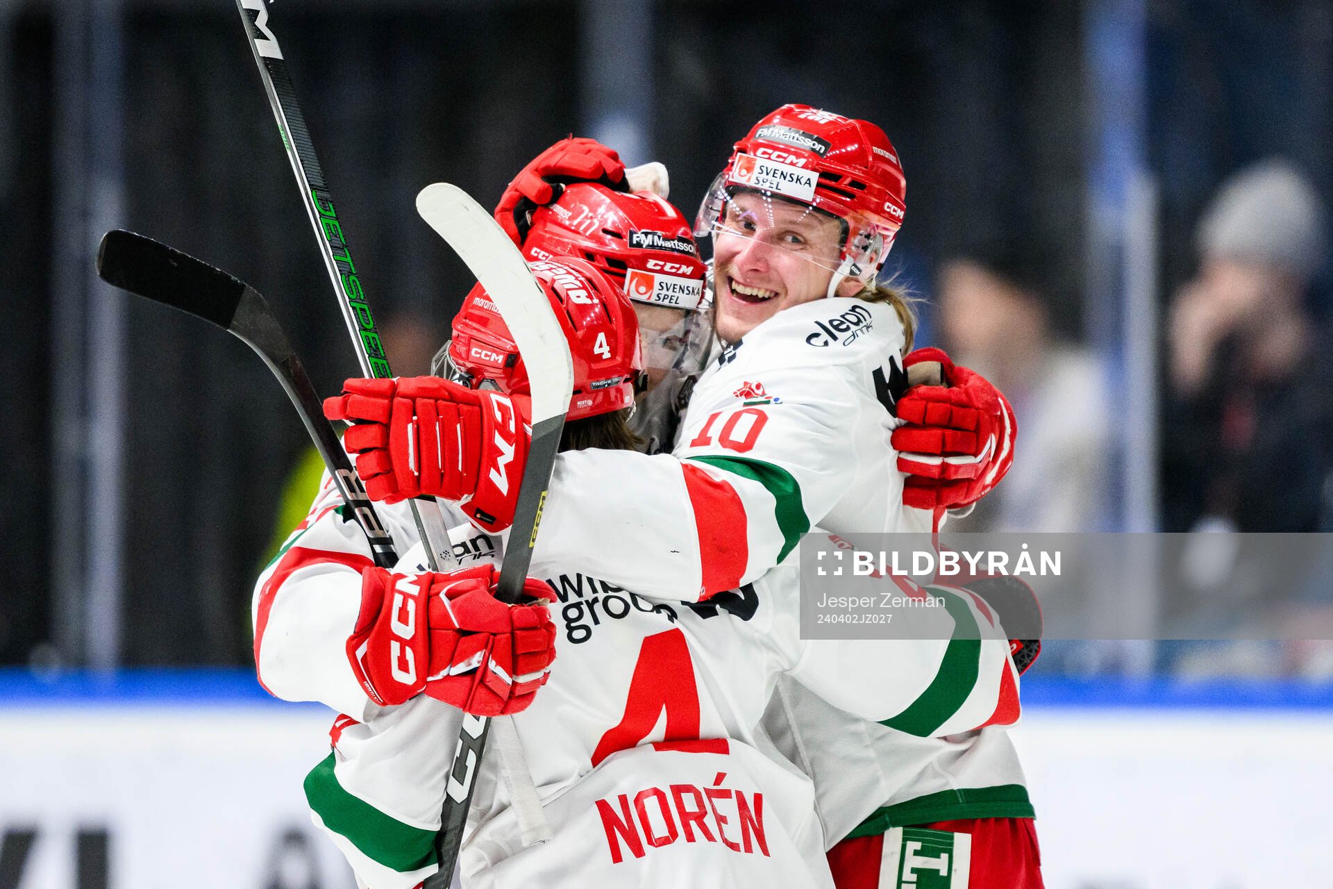 Moras Anthon Eriksson jublar med lagkamrater