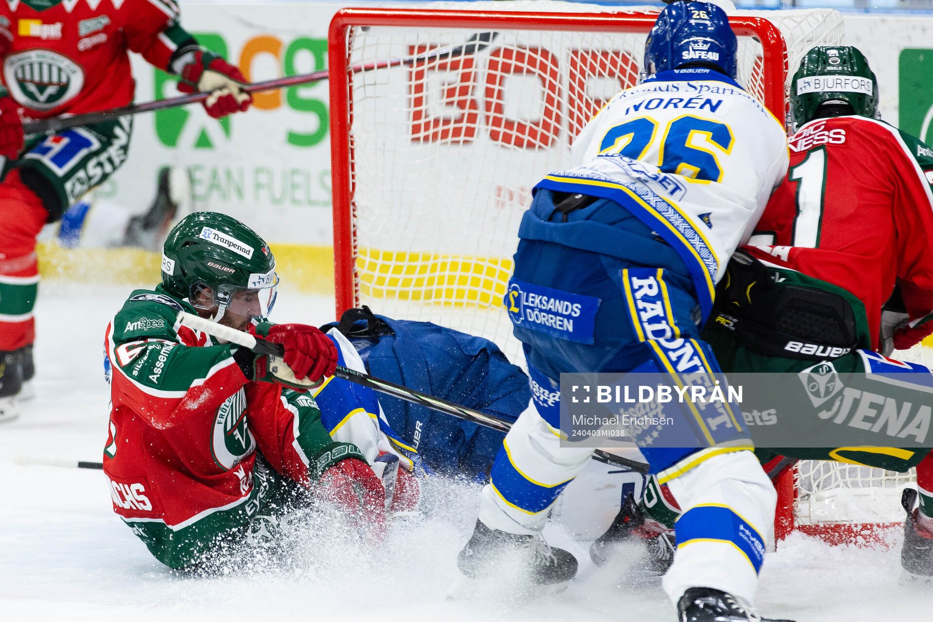 Frölundas Jayden Halbgewachs kolliderar med Leksands