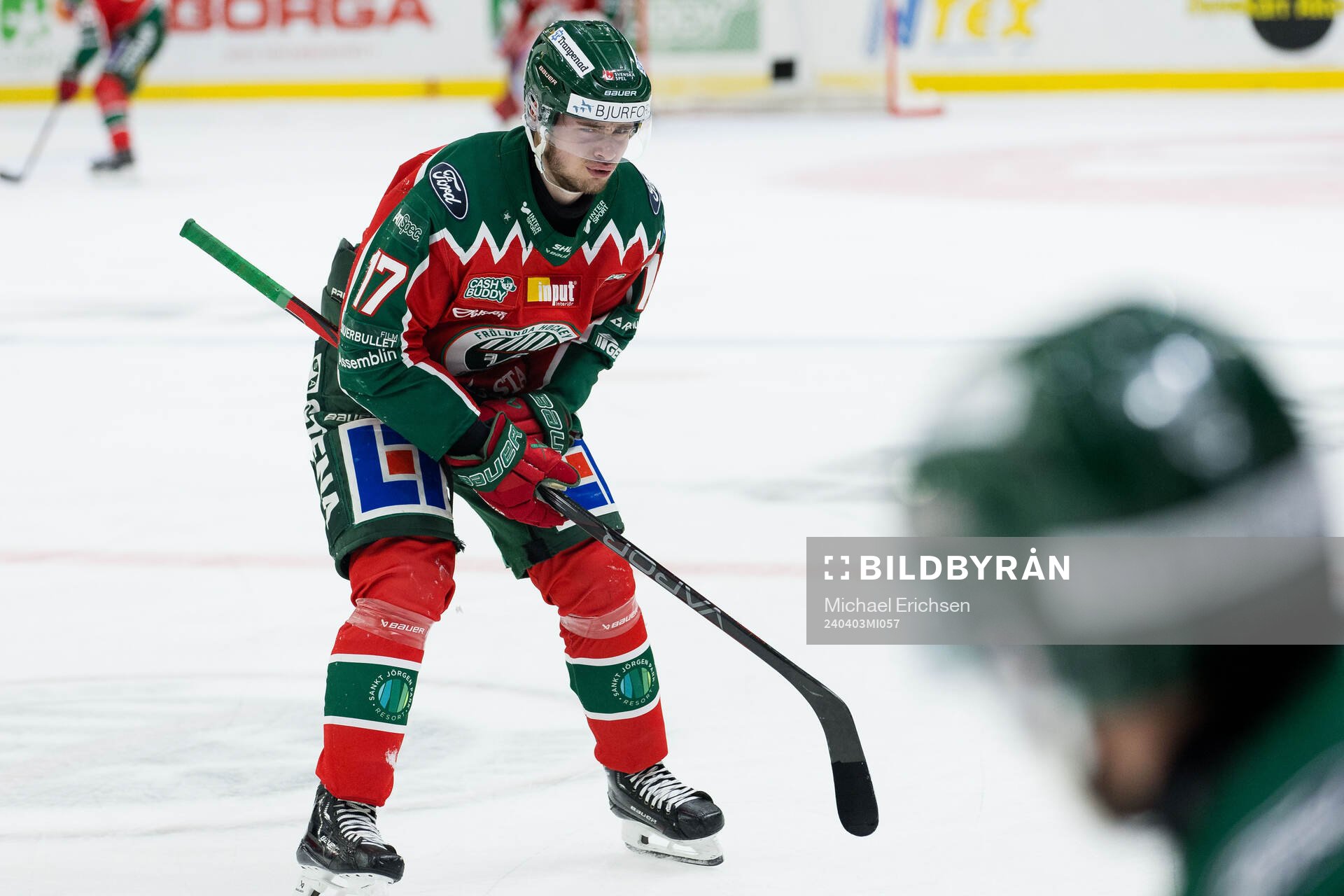 Frölundas Isac Born har ont och lämnar isen