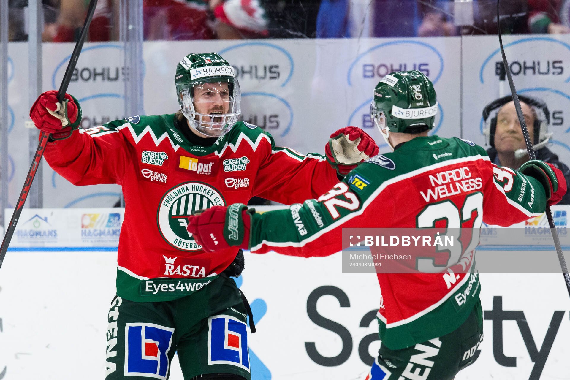 Frölundas Erik Thorell jublar med Noah Hasa