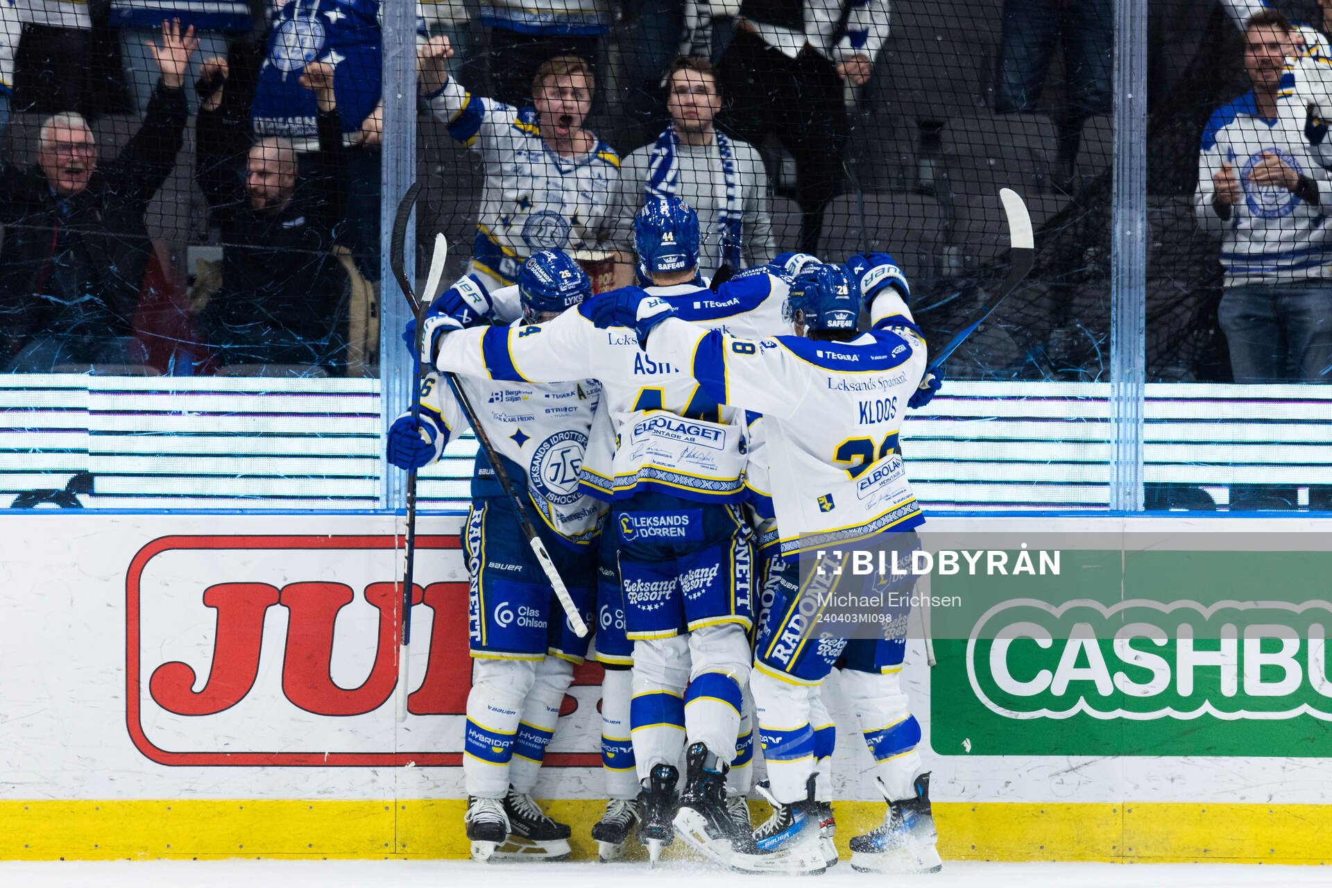 Leksands Olle Alsing jublar med lagkamrater