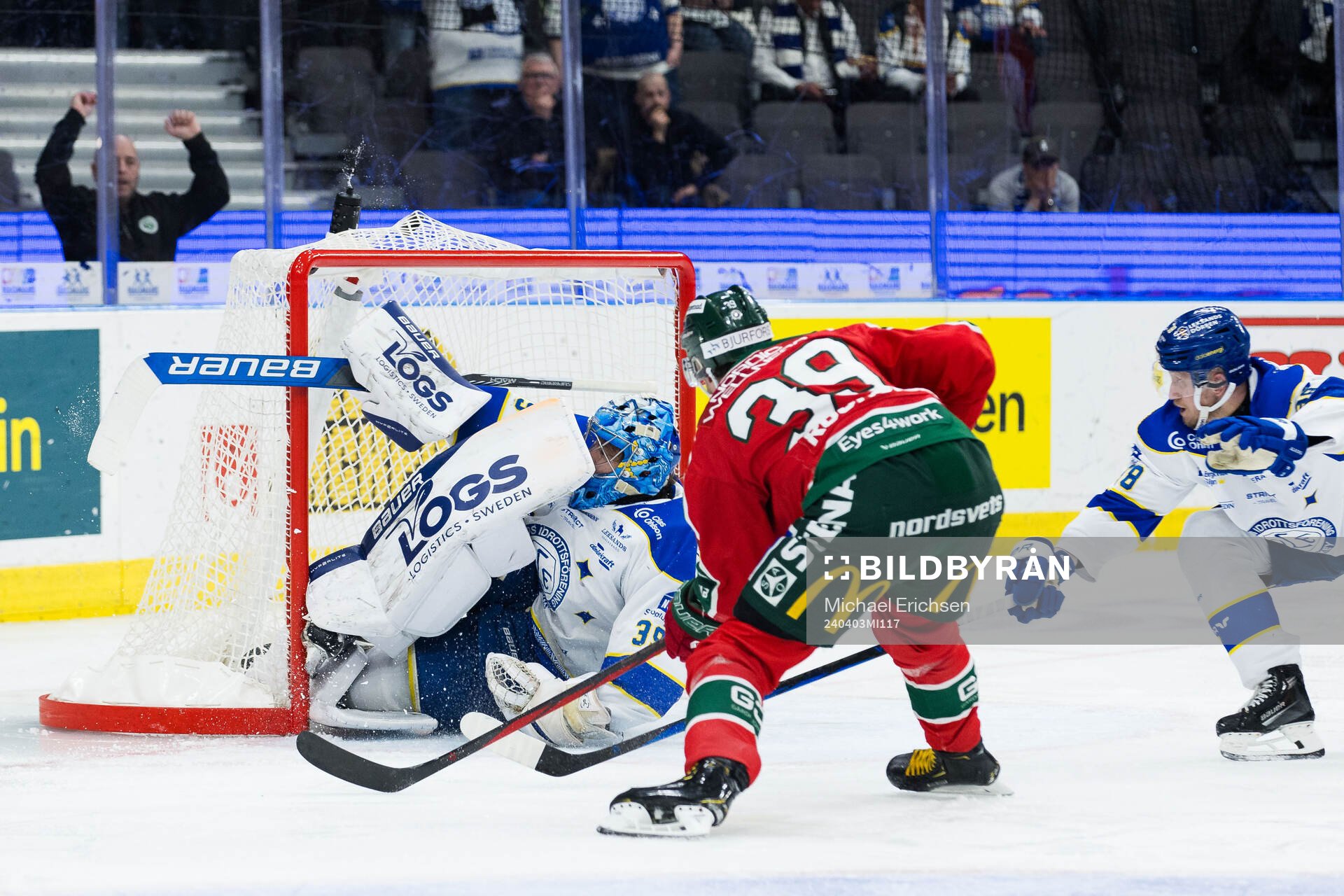 Frölundas Mikael Ruohomaa gör 3-2 bakom Leksands målvakt