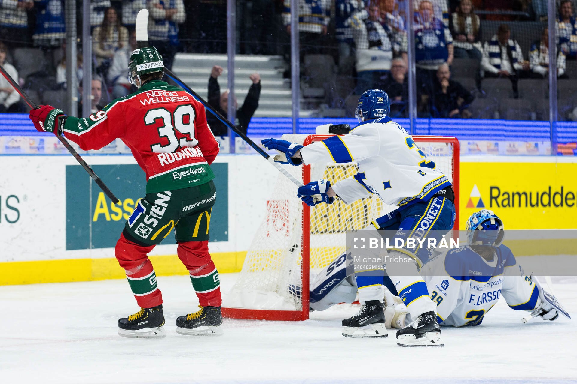 Frölundas Mikael Ruohomaa gör 3-2 bakom Leksands målvakt