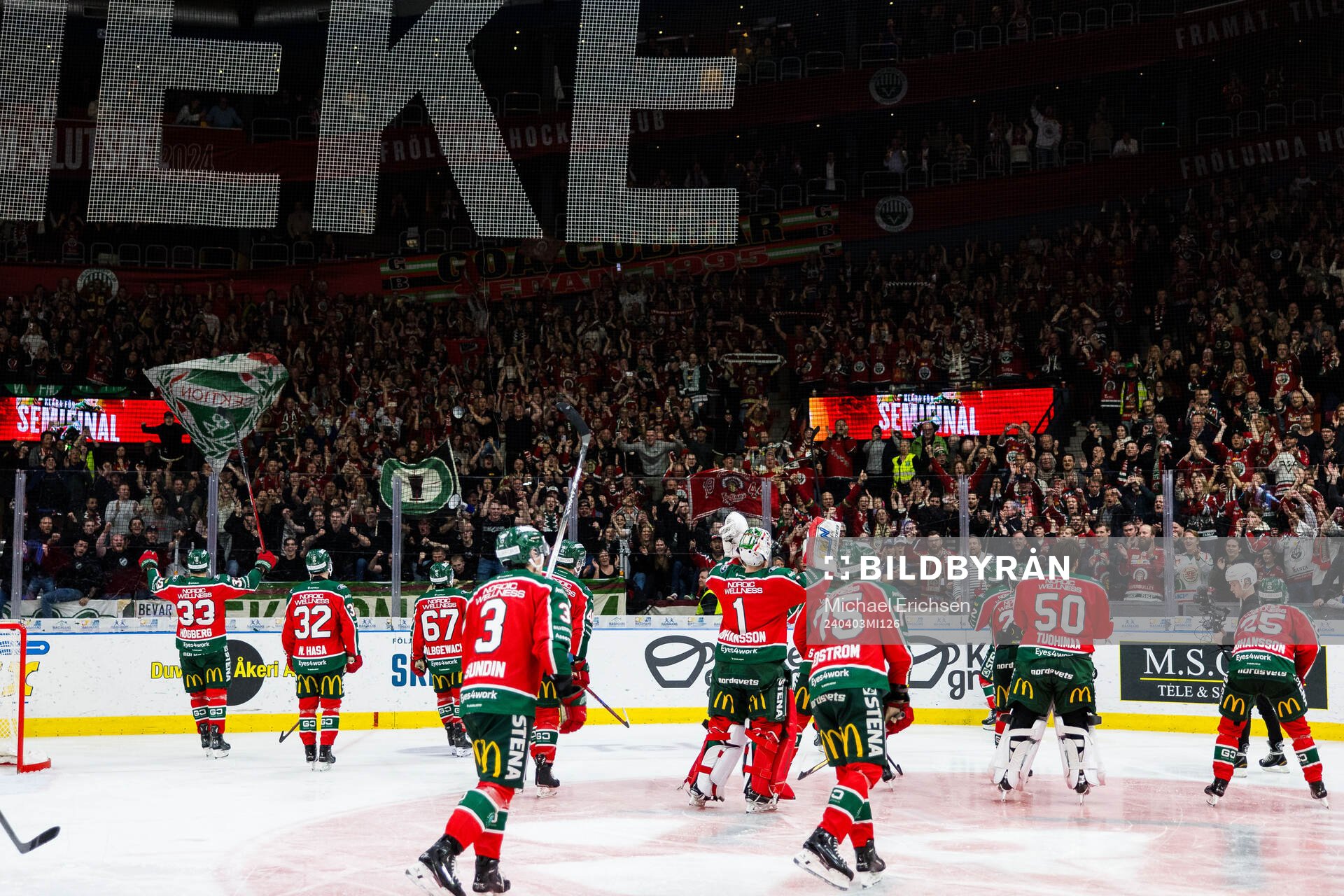 Frölundas spelare jublar med supportrar
