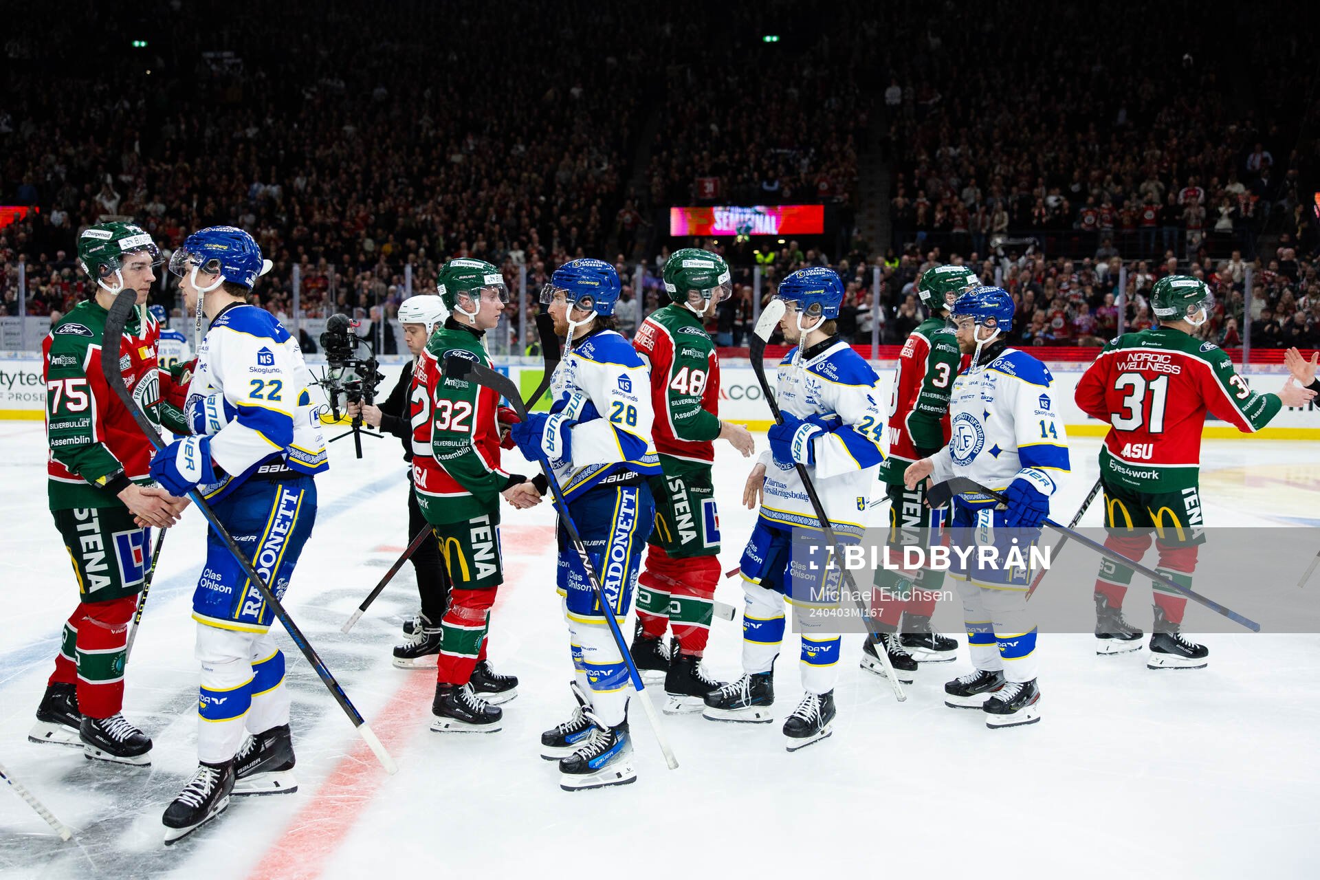 Frölundas och Leksands spelare tackar varandra