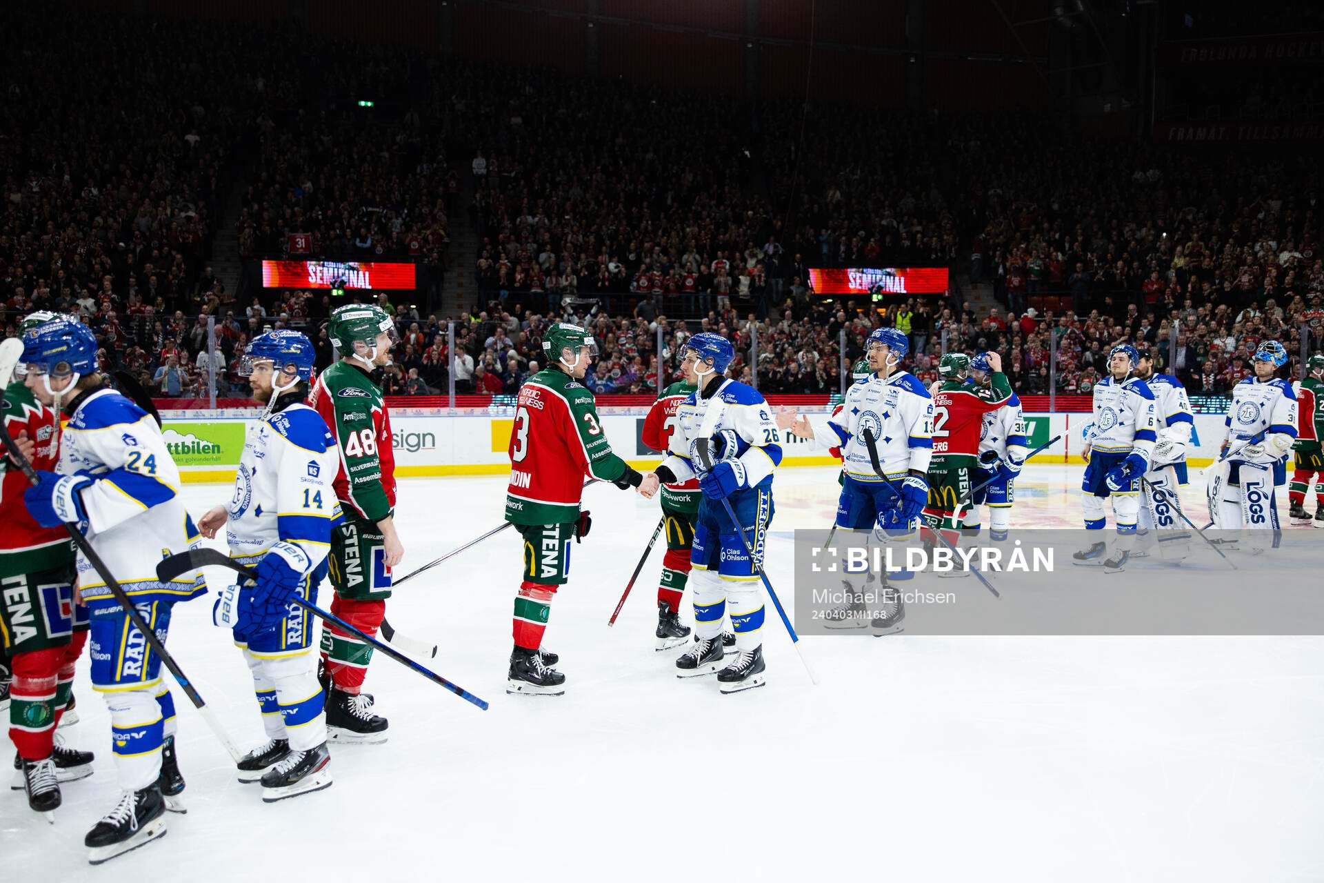 Frölundas och Leksands spelare tackar varandra