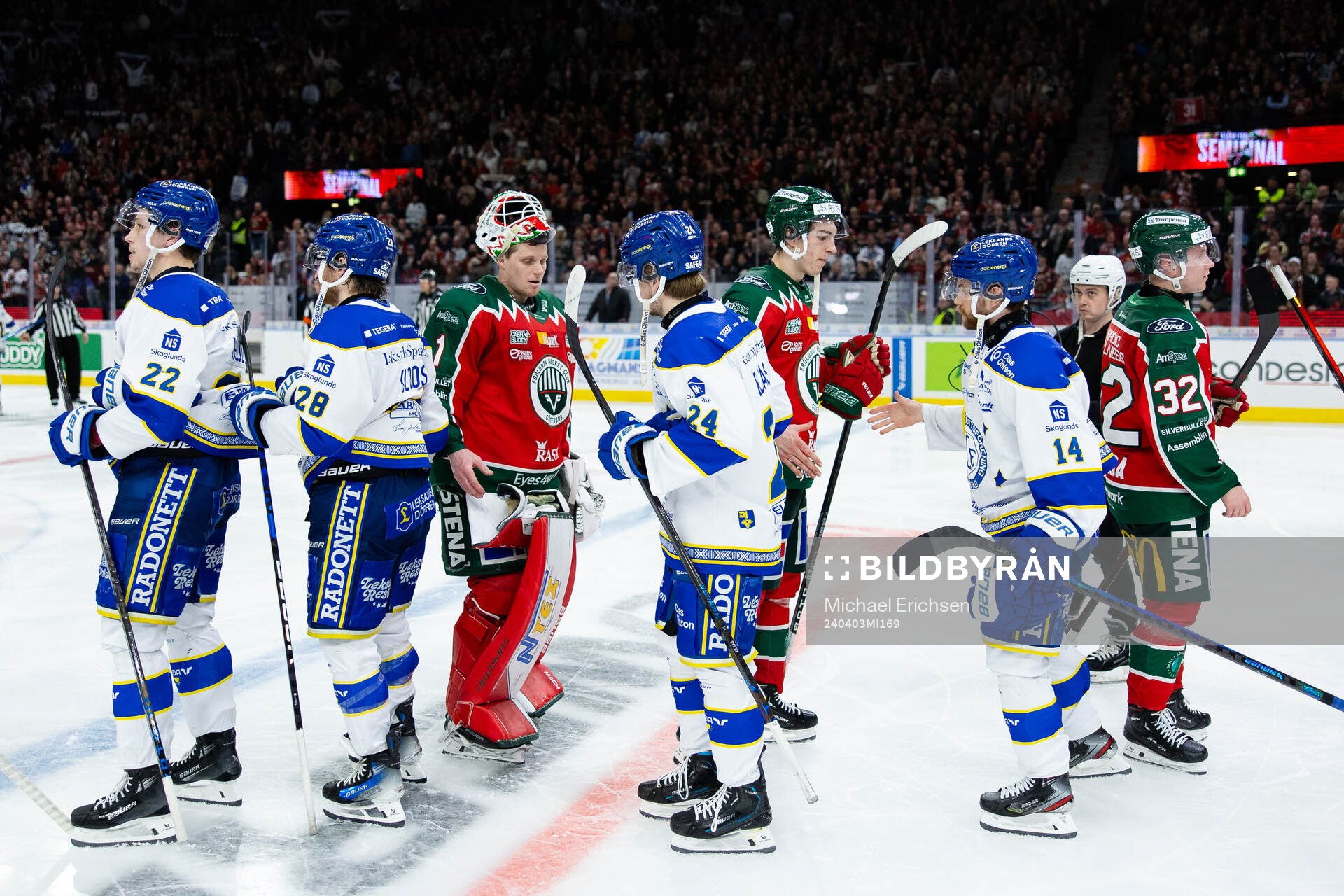 Frölundas och Leksands spelare tackar varandra