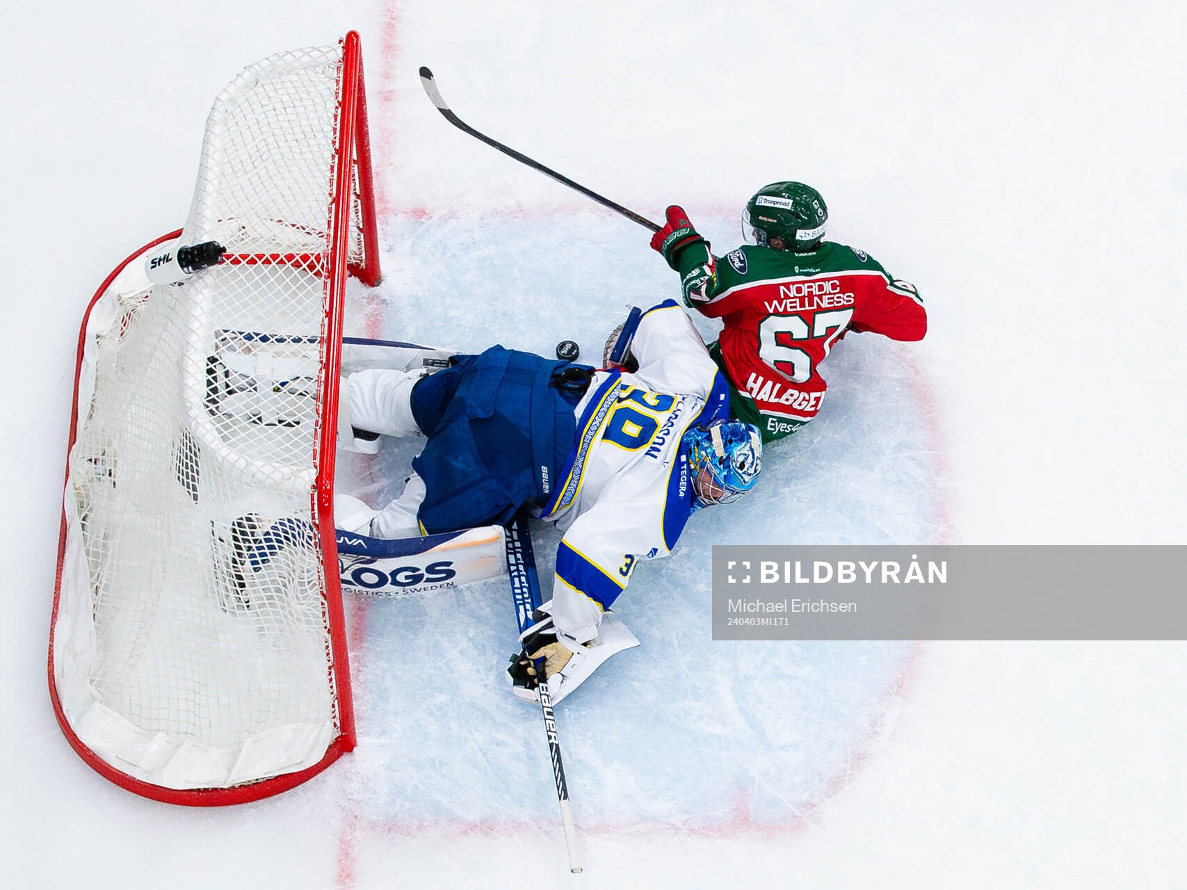 Frölundas Jayden Halbgewachs åker in i Leksands målvakt