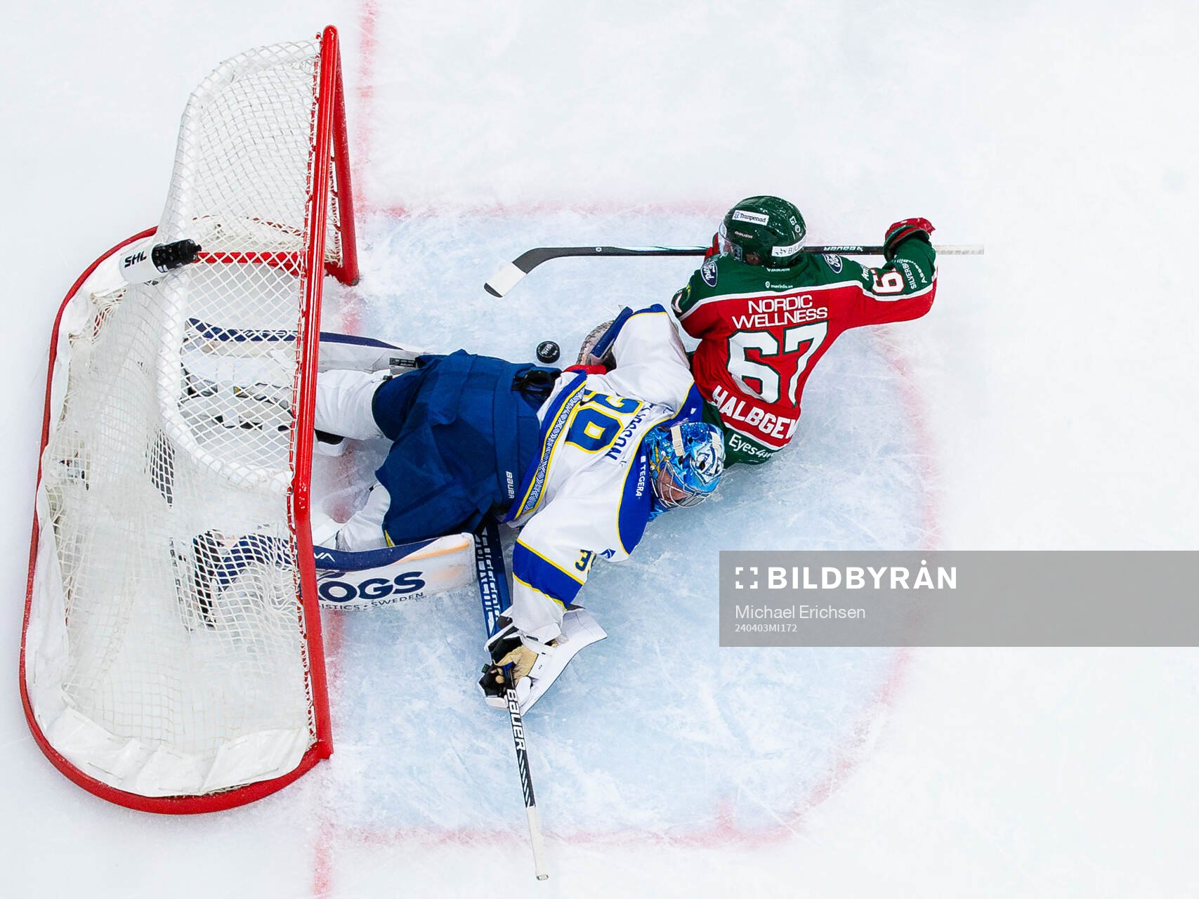 Frölundas Jayden Halbgewachs åker in i Leksands målvakt