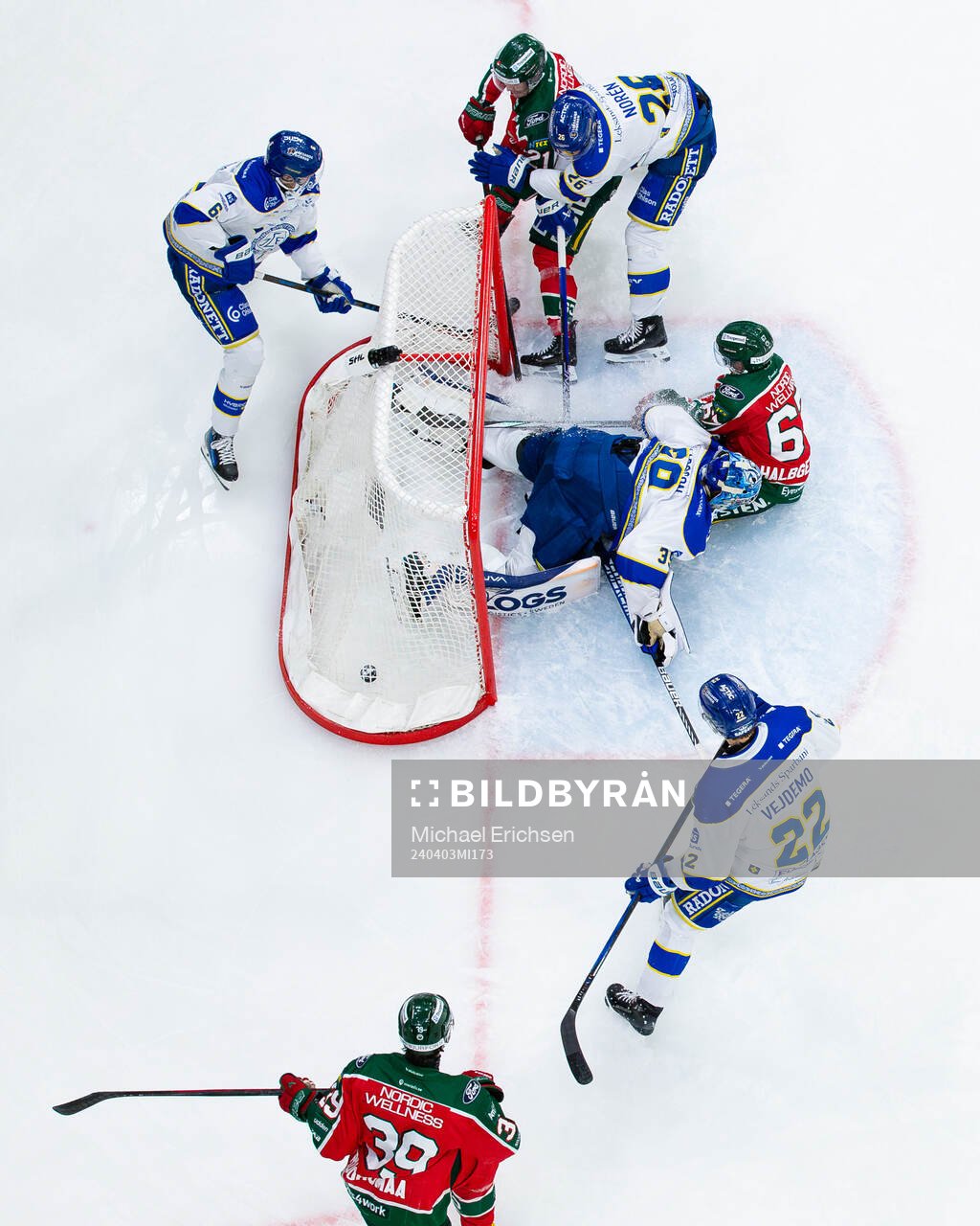 Frölundas Jayden Halbgewachs åker in i Leksands målvakt