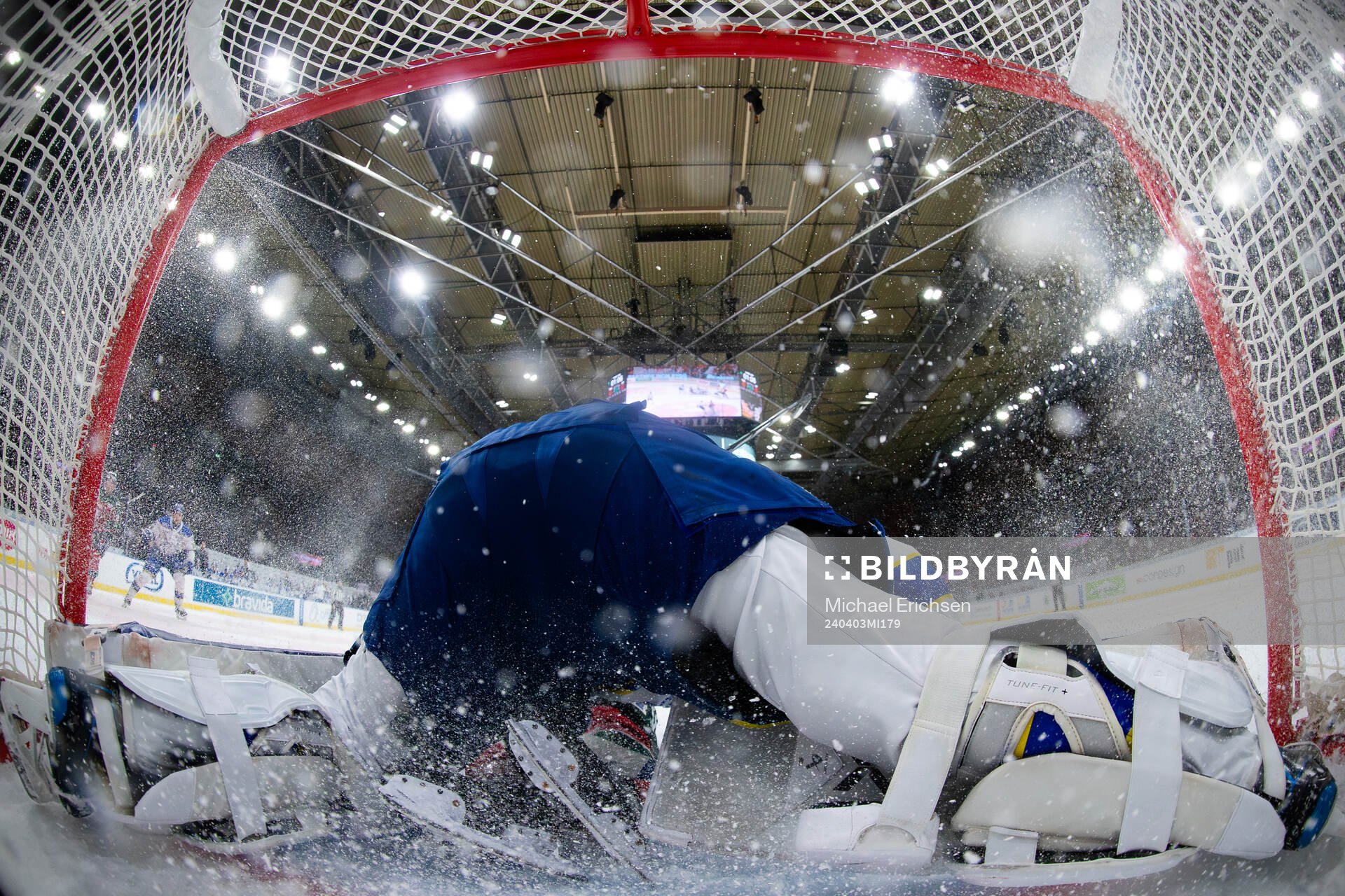 Frölundas Jayden Halbgewachs åker in i Leksands målvakt