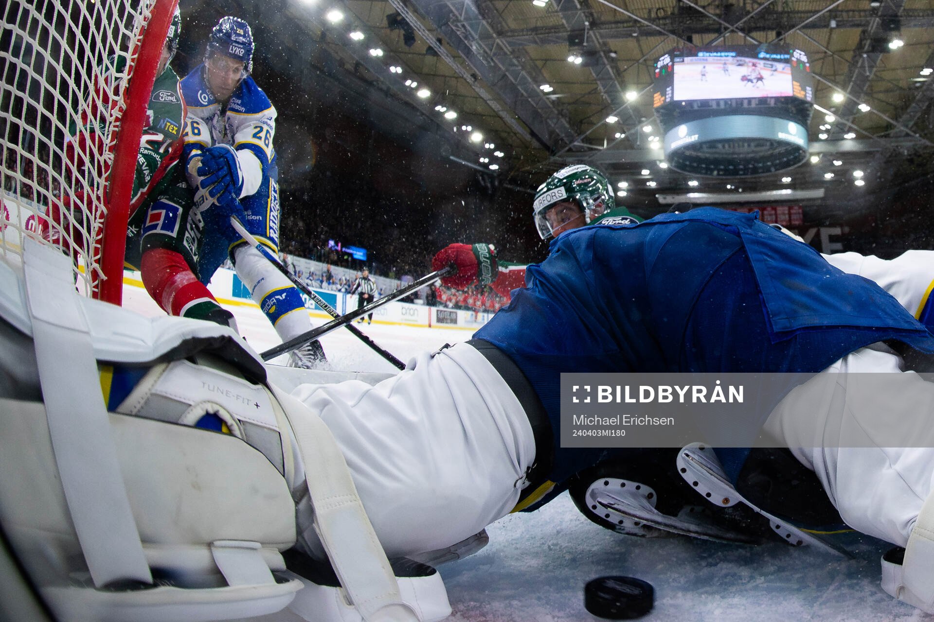 Frölundas Jayden Halbgewachs åker in i Leksands målvakt