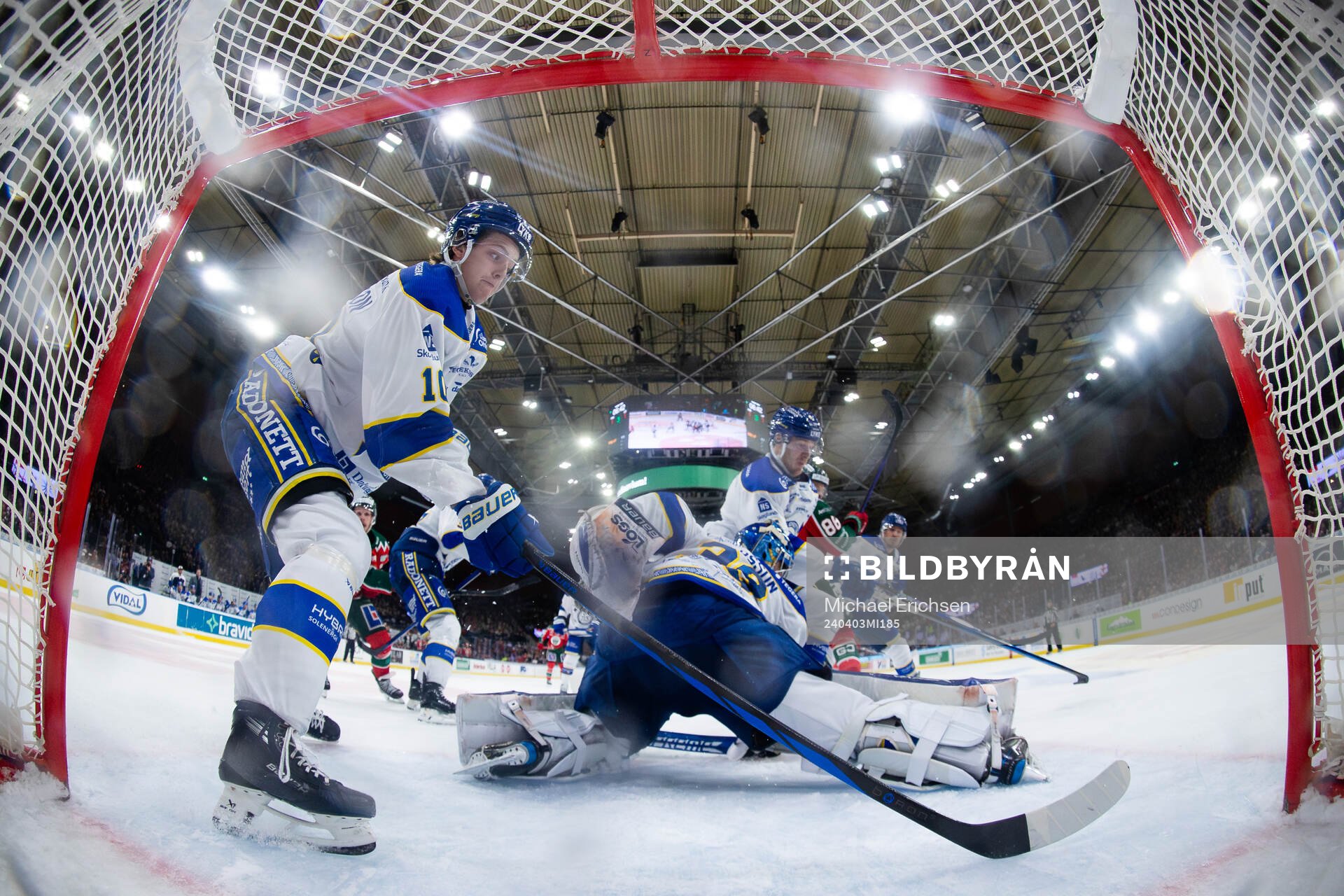 Leksands Anton Johansson bakom målvakt Filip Larsson