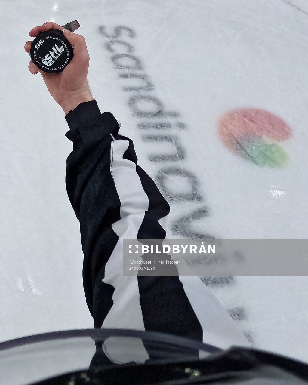 Linjedomare Anders Nyqvist håller en puck