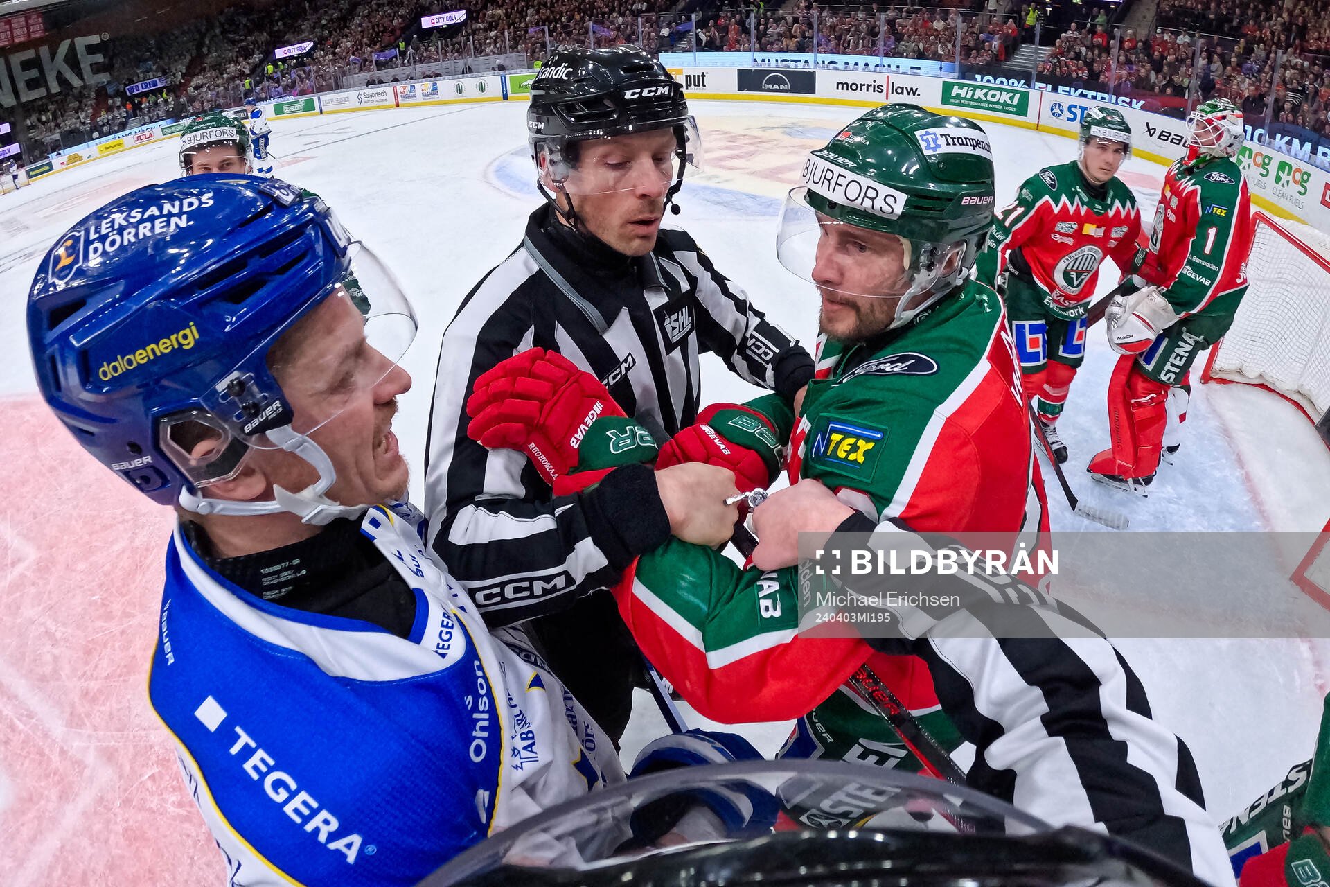 Linjedomare Örjan Åhlén särar på Leksands Martin