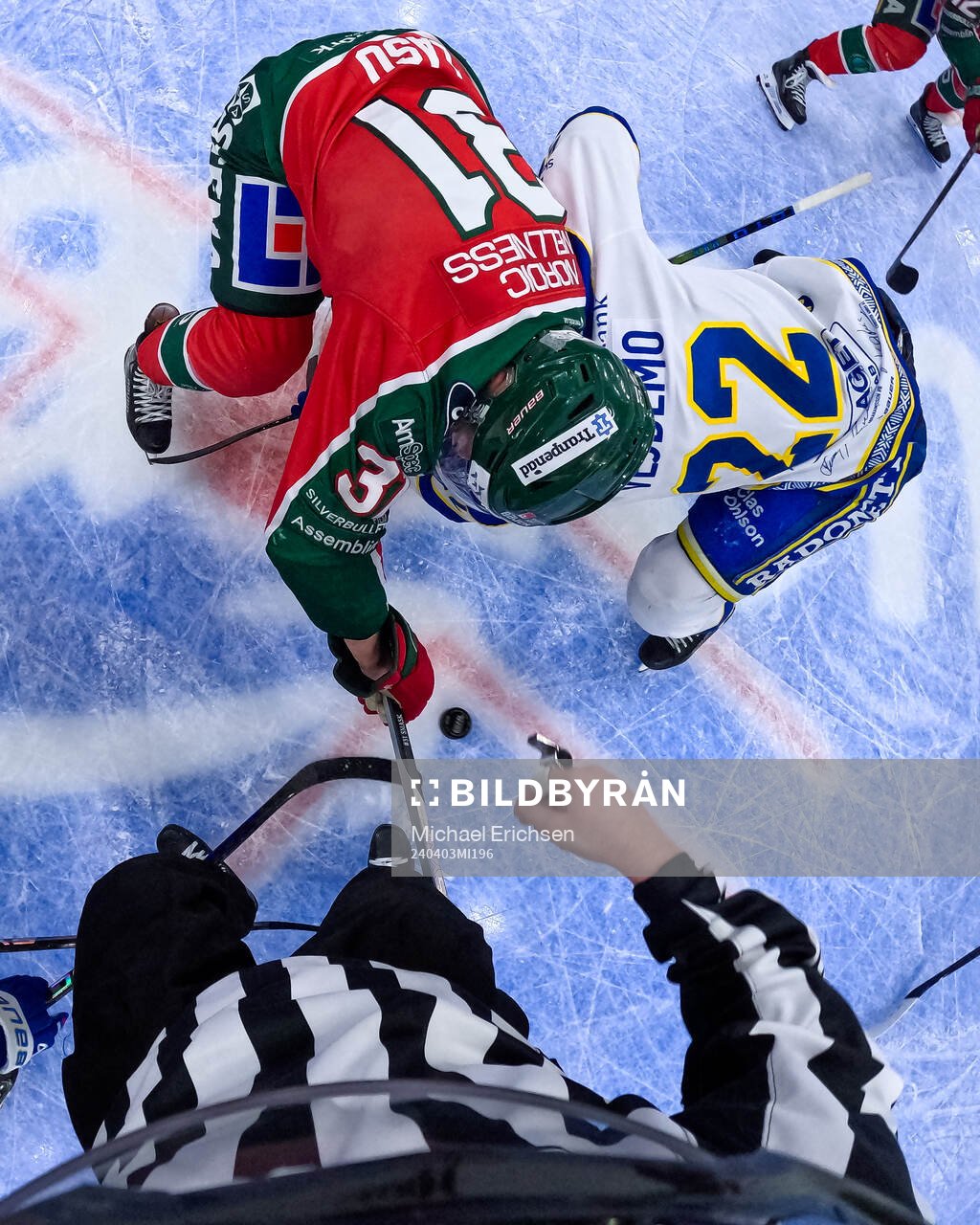 Linjedomare Anders Nyqvist släpper pucken på tekning