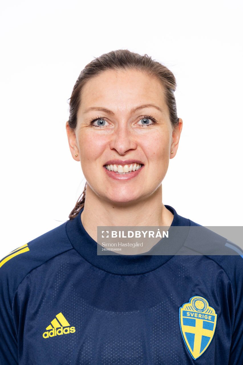 Gudbjörg Gunnarsdottir, målvaktstränare poserar för ett porträtt under en fotografering med det svenska F18-landslaget i fotboll den 3 april 2024 i Stockholm.
