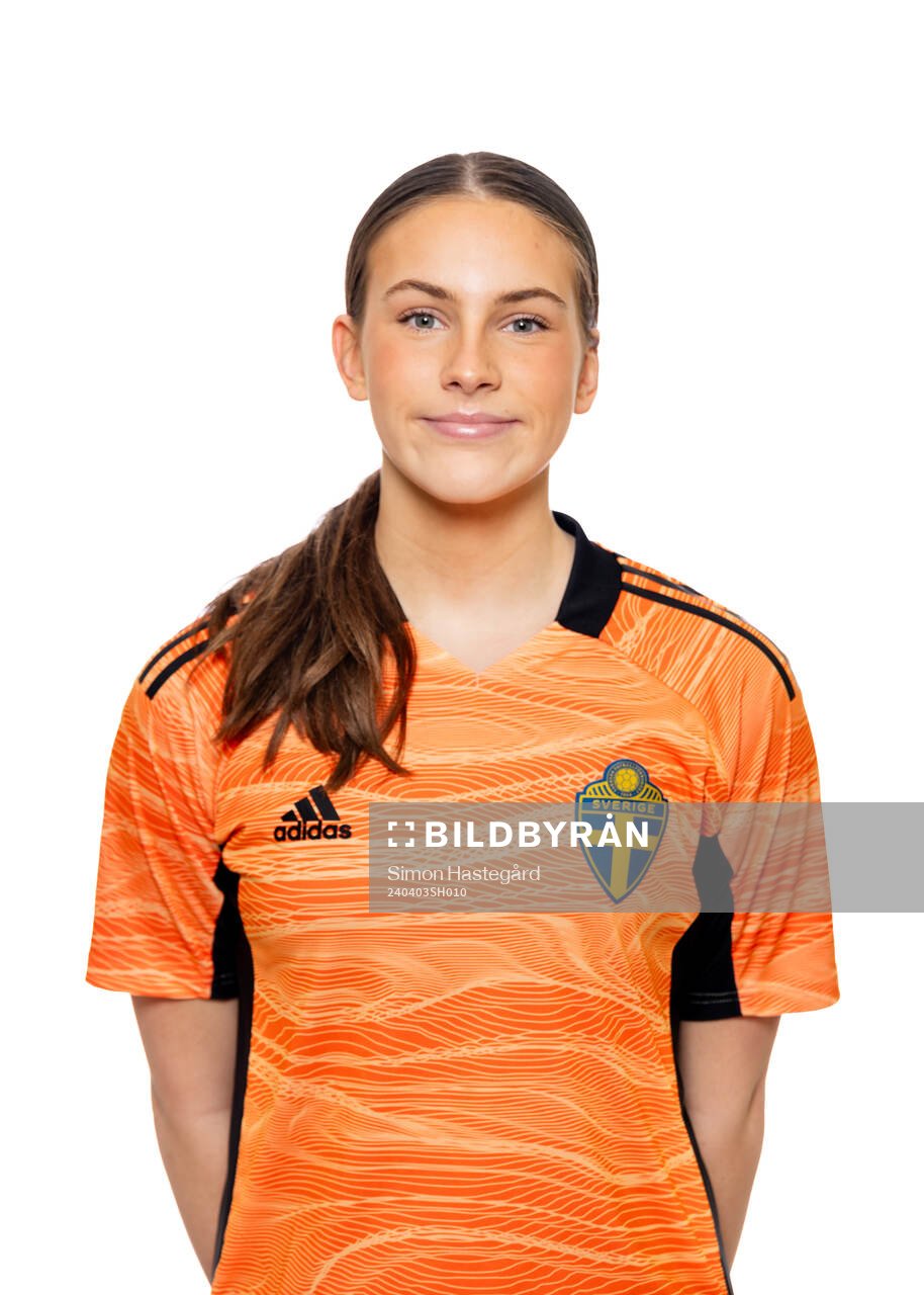 Nellie Markovic, Målvakt poserar för ett porträtt under en fotografering med det svenska F18-landslaget i fotboll den 3 april 2024 i Stockholm. 