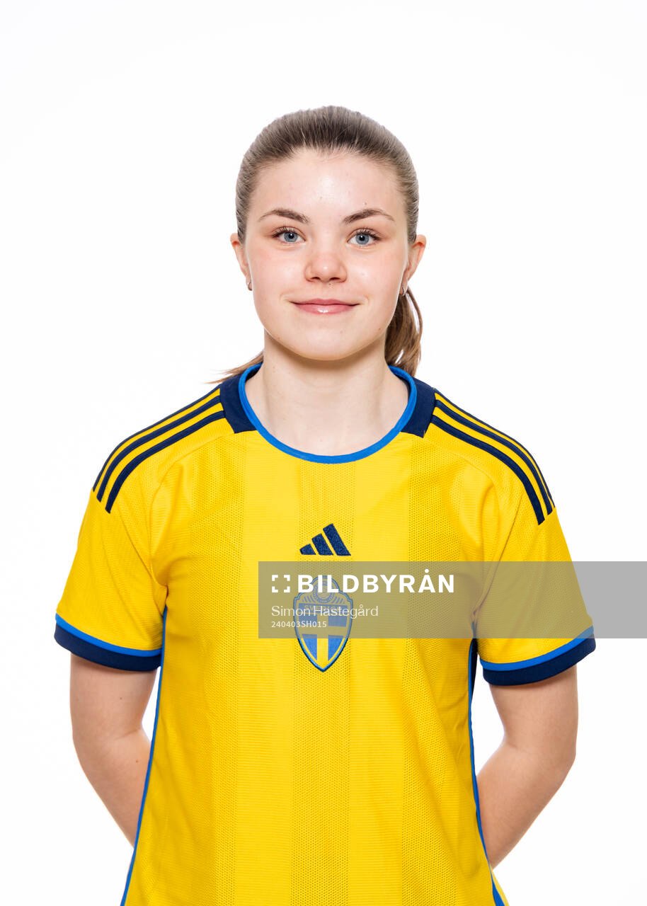 Emma Theoren poserar för ett porträtt under en fotografering med det svenska F18-landslaget i fotboll den 3 april 2024 i Stockholm. 