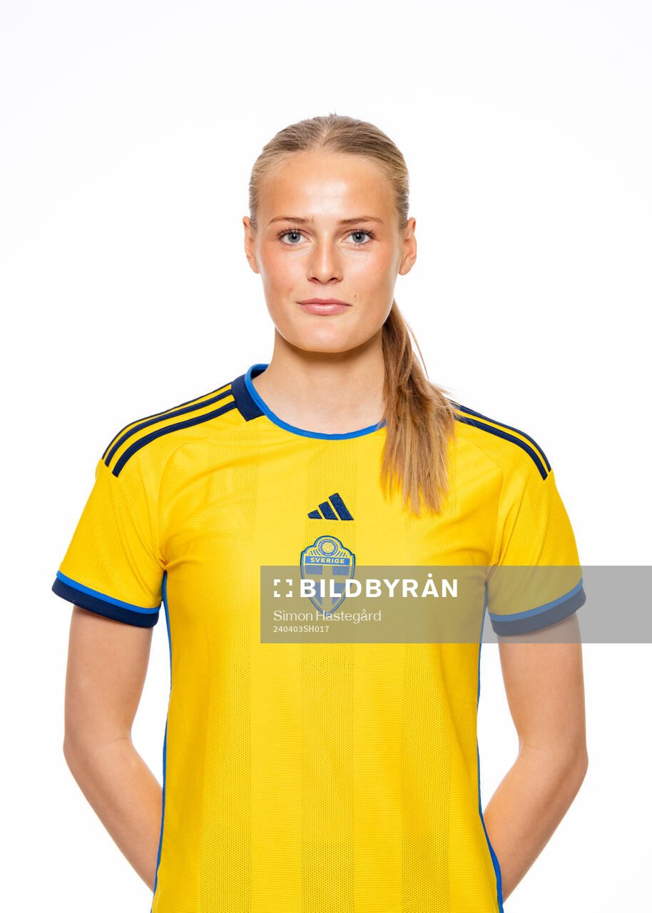 Lykke Ihrfelt poserar för ett porträtt under en fotografering med det svenska F18-landslaget i fotboll den 3 april 2024 i Stockholm. 