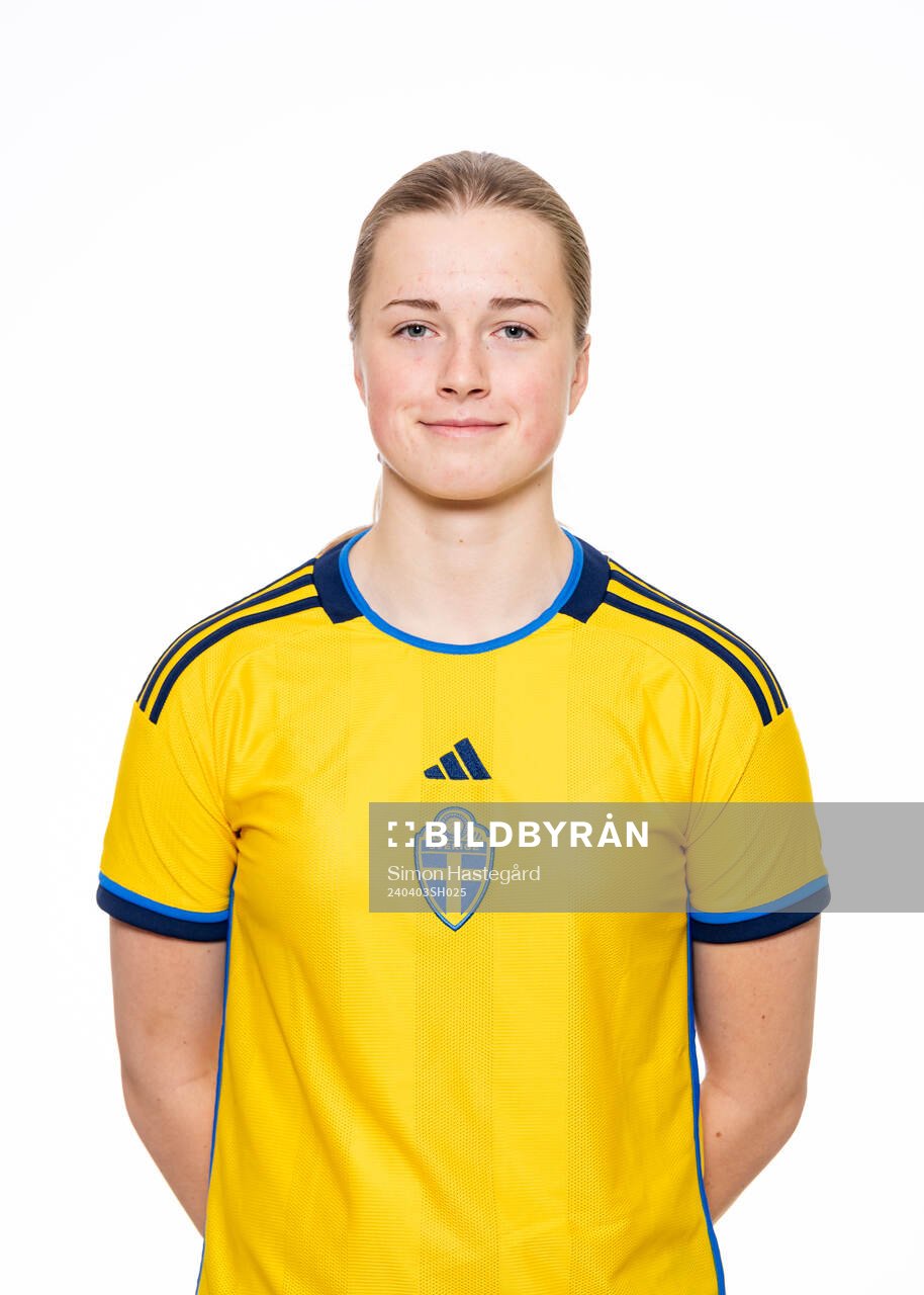Emma Broddheimer poserar för ett porträtt under en fotografering med det svenska F18-landslaget i fotboll den 3 april 2024 i Stockholm. 