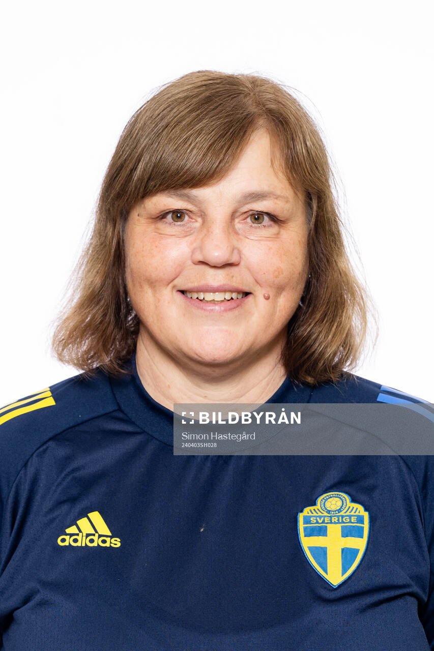 Marie Svensson, tränare poserar för ett porträtt under en fotografering med det svenska F18-landslaget i fotboll den 3 april 2024 i Stockholm. 