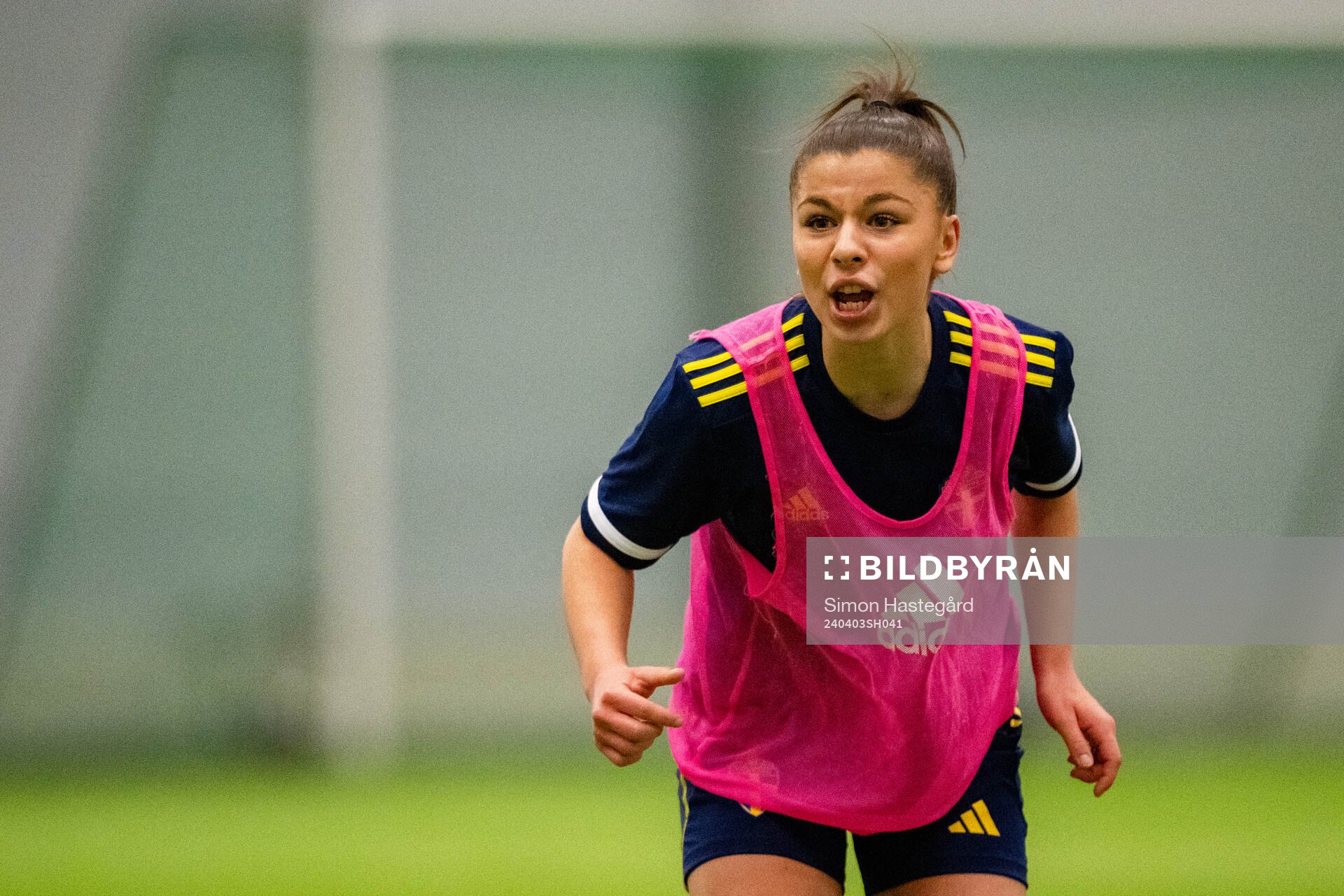 Mikaela Stojanovska under en träning med det svenska F18-landslaget i fotboll den 3 april 2024 i Stockholm. 