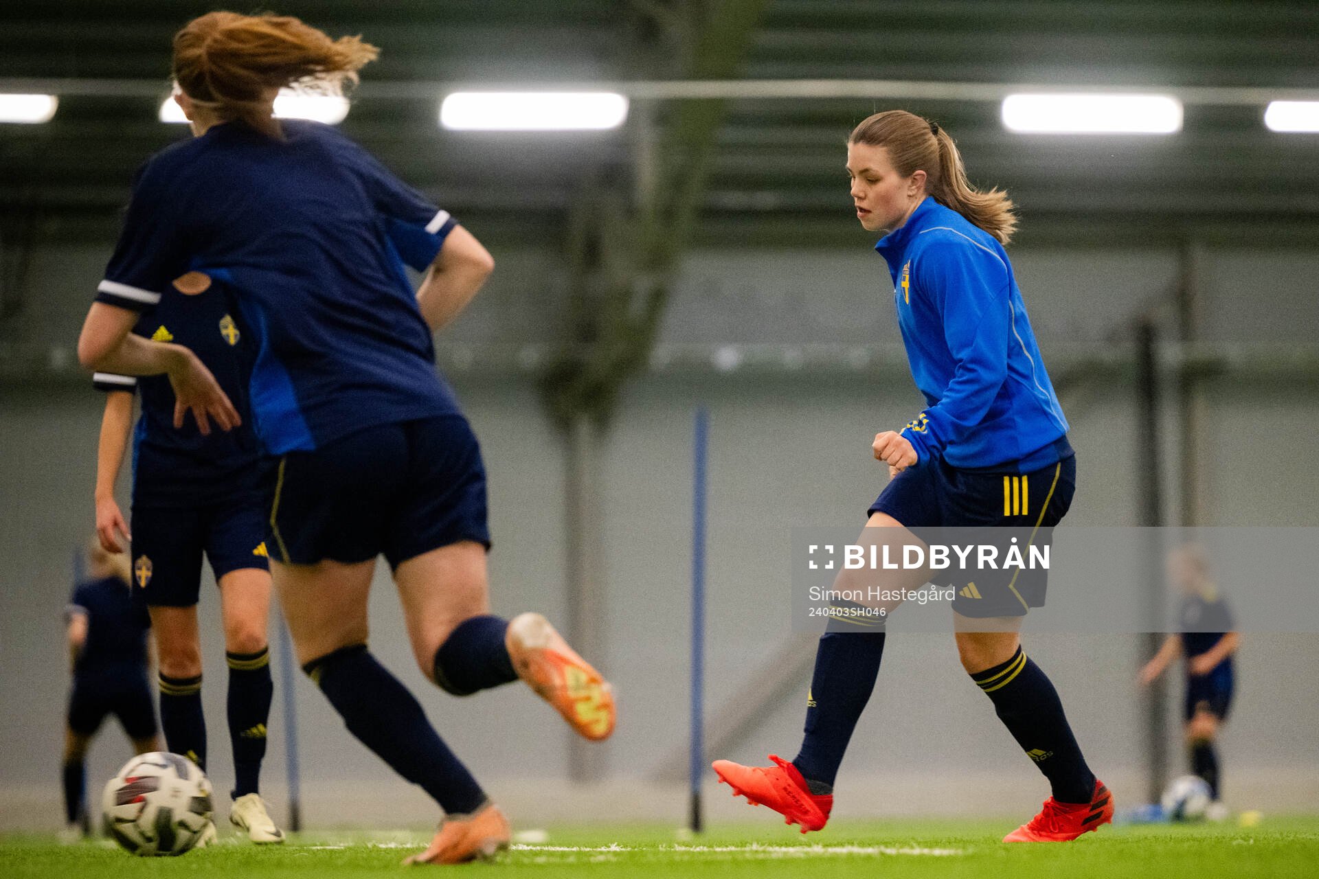 Emma Theoren under en träning med det svenska F18-landslaget i fotboll den 3 april 2024 i Stockholm. 