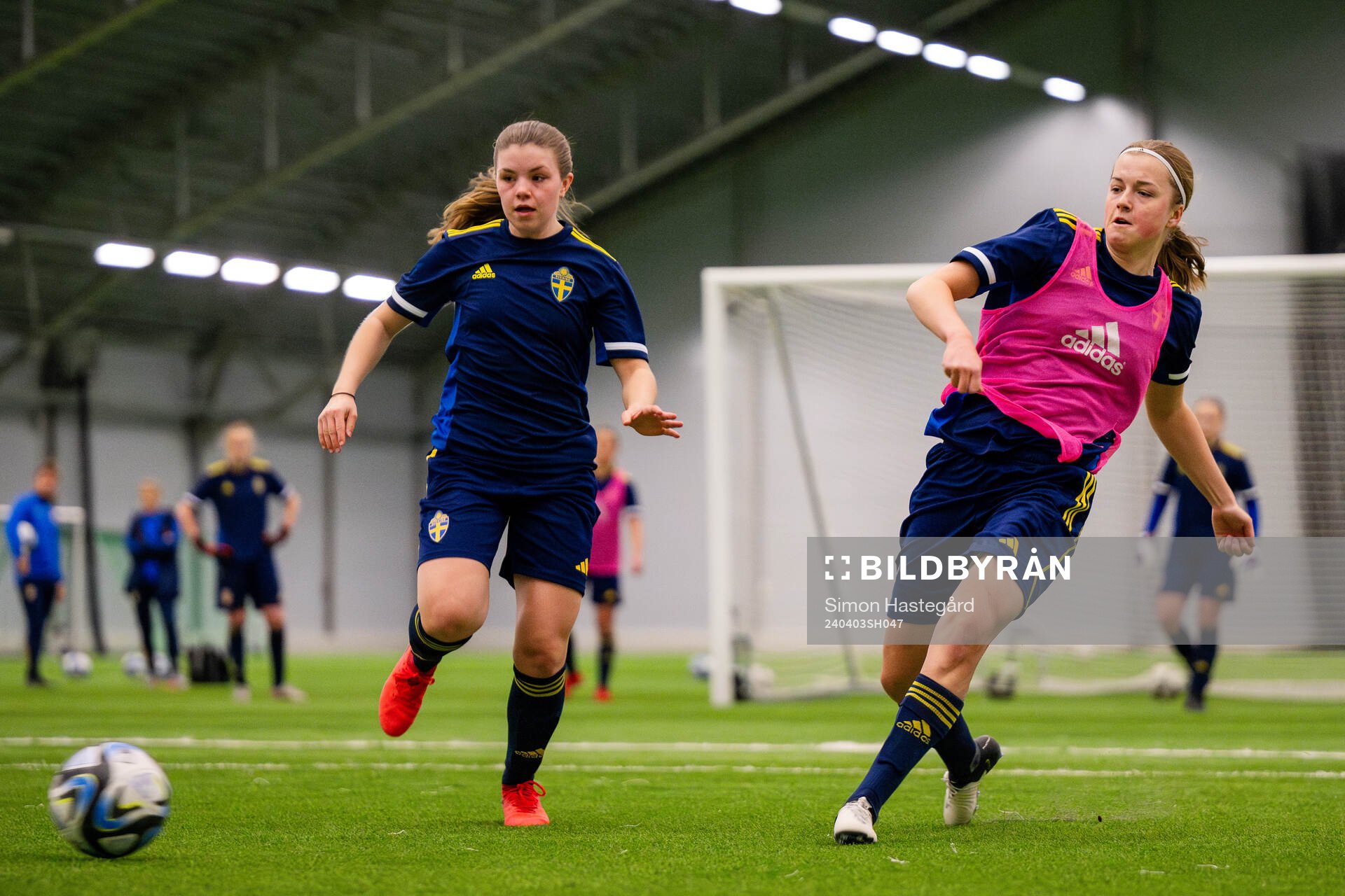 Emma Theoren och Emma Broddheimer under en träning med det svenska F18-landslaget i fotboll den 3 april 2024 i Stockholm. 
