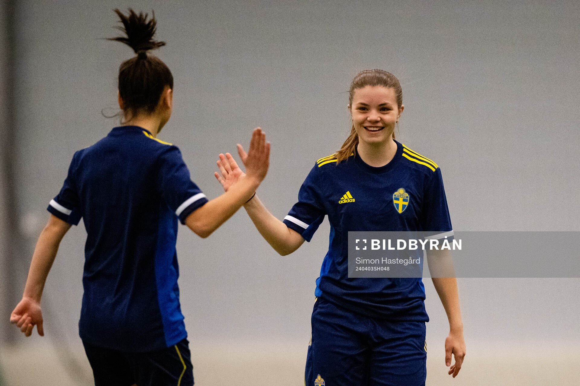 Emma Theoren jublar under en träning med det svenska F18-landslaget i fotboll den 3 april 2024 i Stockholm. 