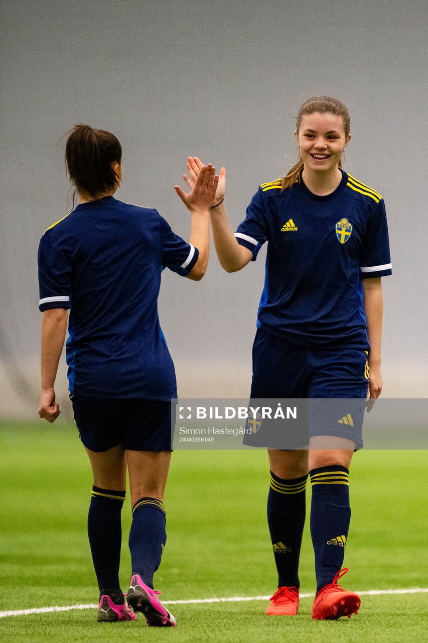 Emma Theoren jublar under en träning med det svenska F18-landslaget i fotboll den 3 april 2024 i Stockholm. 