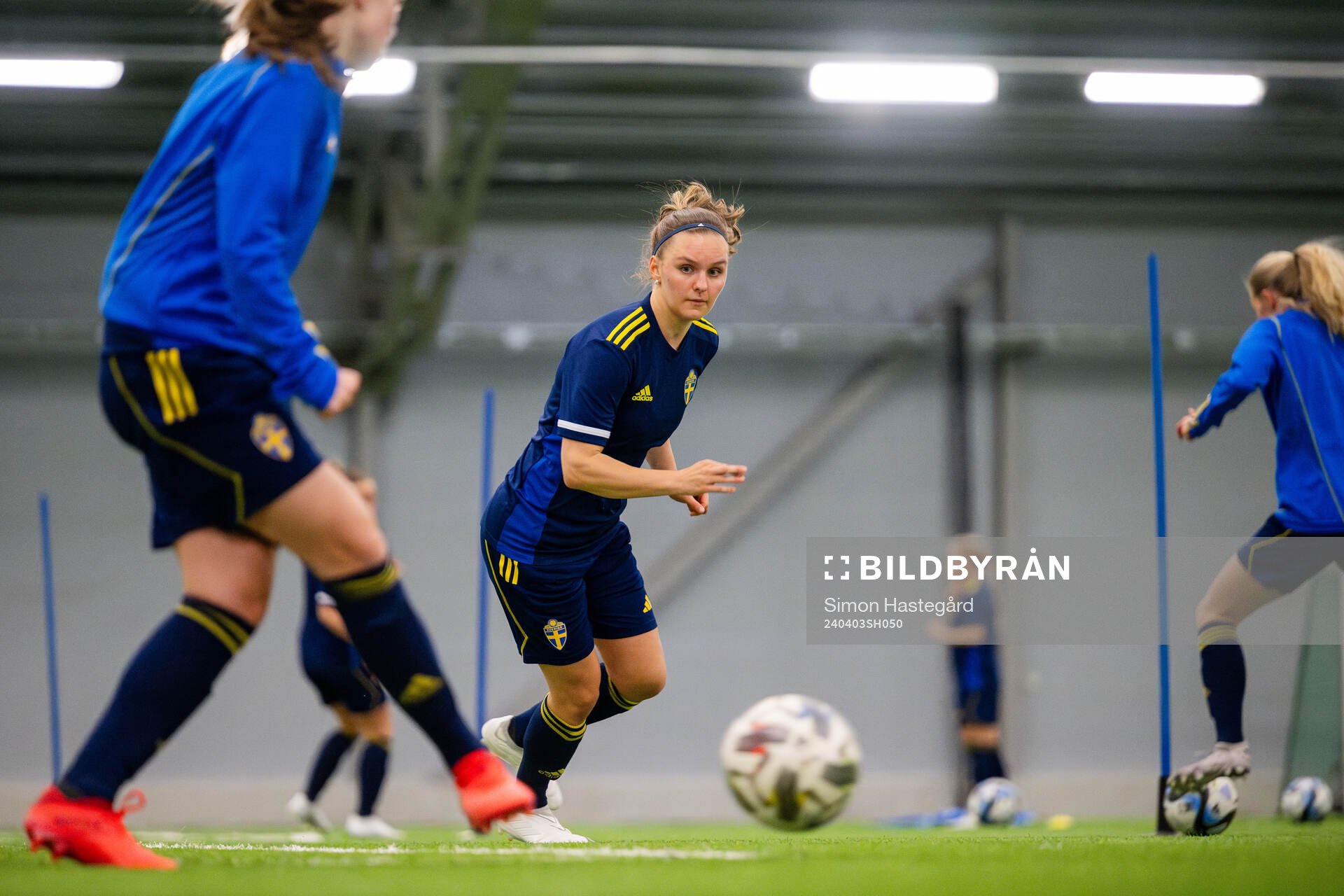 Kornelia Starczynska under en träning med det svenska F18-landslaget i fotboll den 3 april 2024 i Stockholm. 