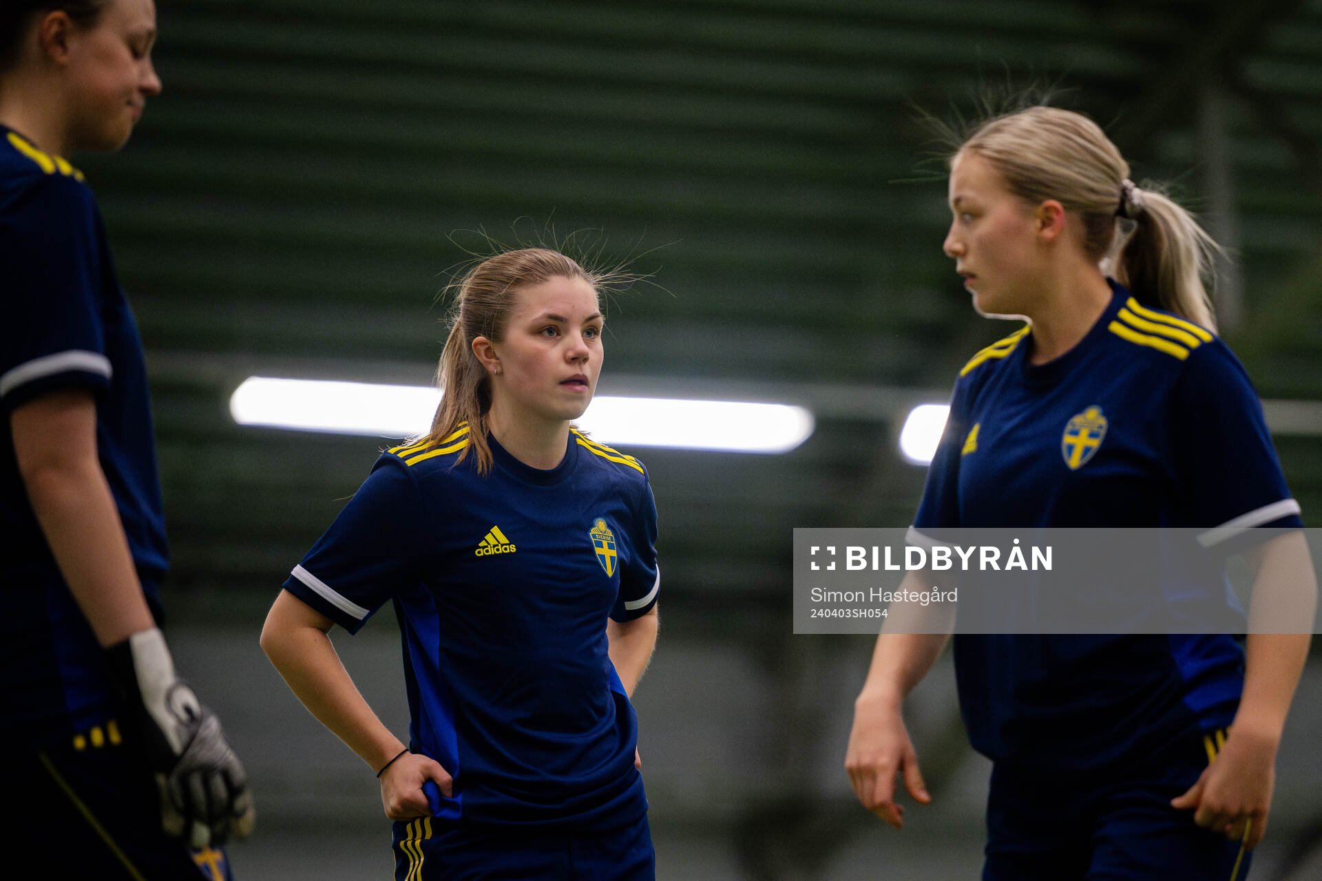 Emma Theoren under en träning med det svenska F18-landslaget i fotboll den 3 april 2024 i Stockholm. 