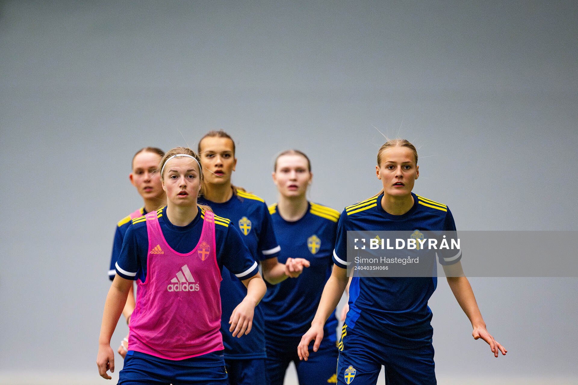 Emma Broddheimer och Lykke Ihrfelt under en träning med det svenska F18-landslaget i fotboll den 3 april 2024 i Stockholm. 